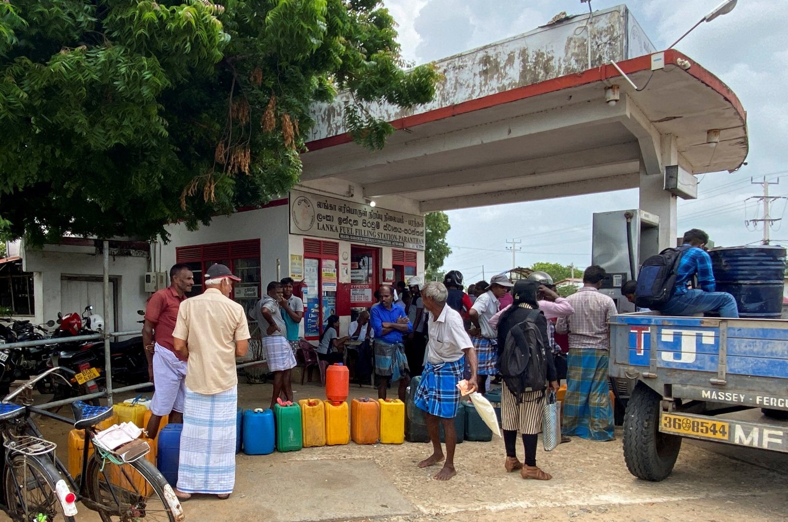 People, including farmers, queue up outside a fuel station, amid the country&#039;s worst economic crisis, in Kilinochchi district, Sri Lanka, July 28, 2022. (Reuters Photo)