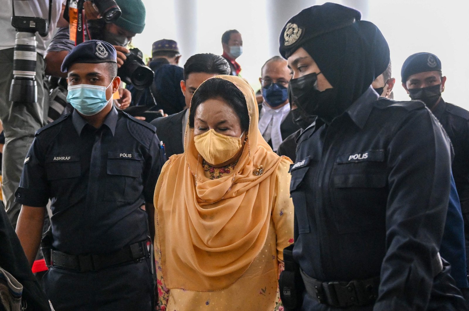 Rosmah Mansor (C), the wife of Malaysian ex-premier Najib Razak, arrives for the verdict in her corruption trial at the high court in Kuala Lumpur, Malaysia, Sept. 1, 2022. (AFP Photo)