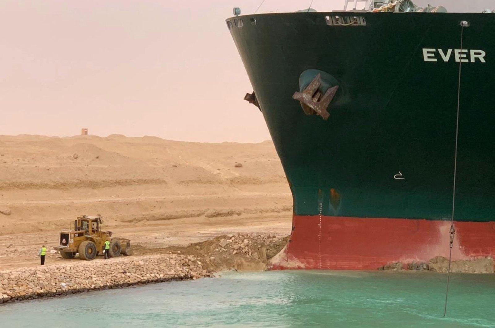 Kapal kandas, secara singkat memblokir Terusan Suez