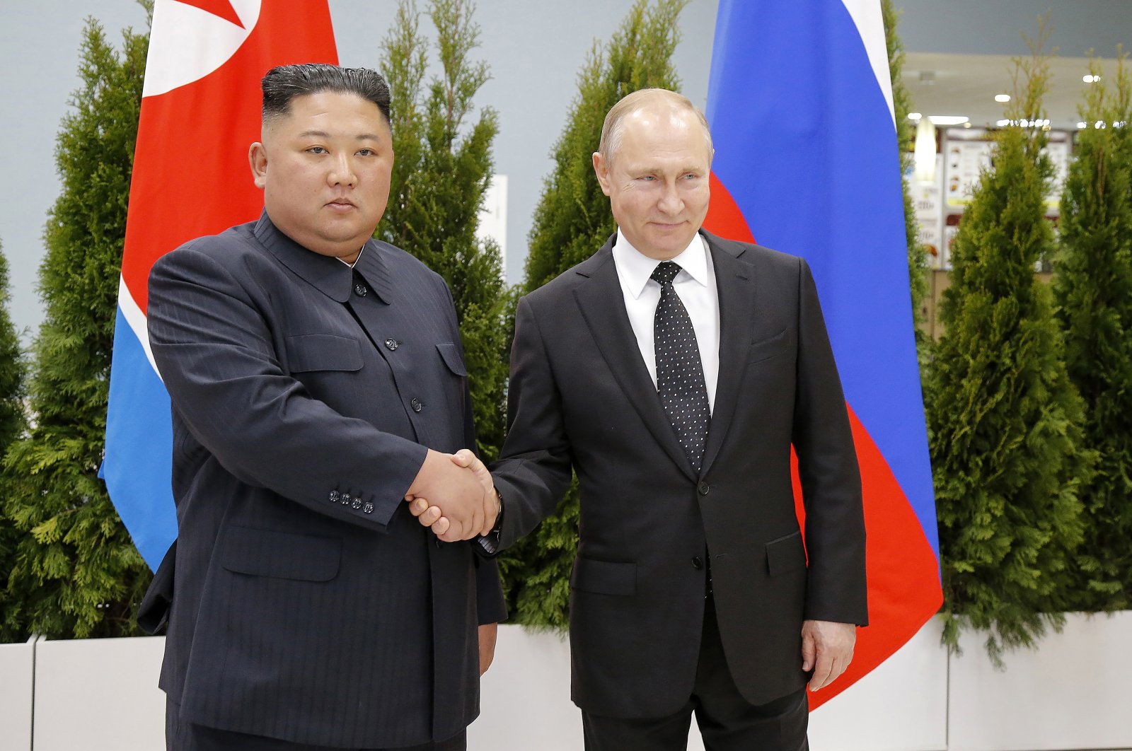 Russian President Vladimir Putin, right, and North Korea&#039;s leader Kim Jong Un shake hands during their meeting in Vladivostok, Russia, April 25, 2019. (AP Photo)