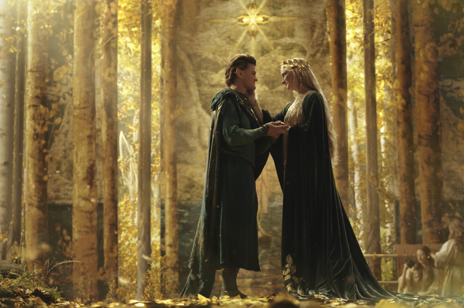Robert Aramayo (l, Elrond) and Morfydd Clark (Galadriel) in &quot;The Lord of the Rings. (DPA) 