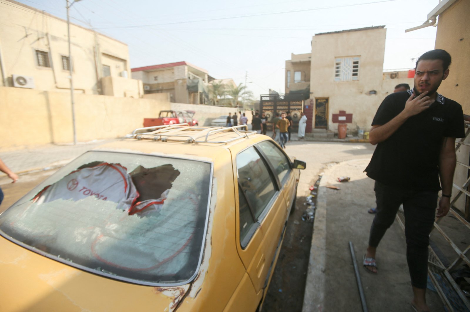 4 tewas ketika kelompok-kelompok Syiah yang bersaing bentrok di Basra . selatan Irak