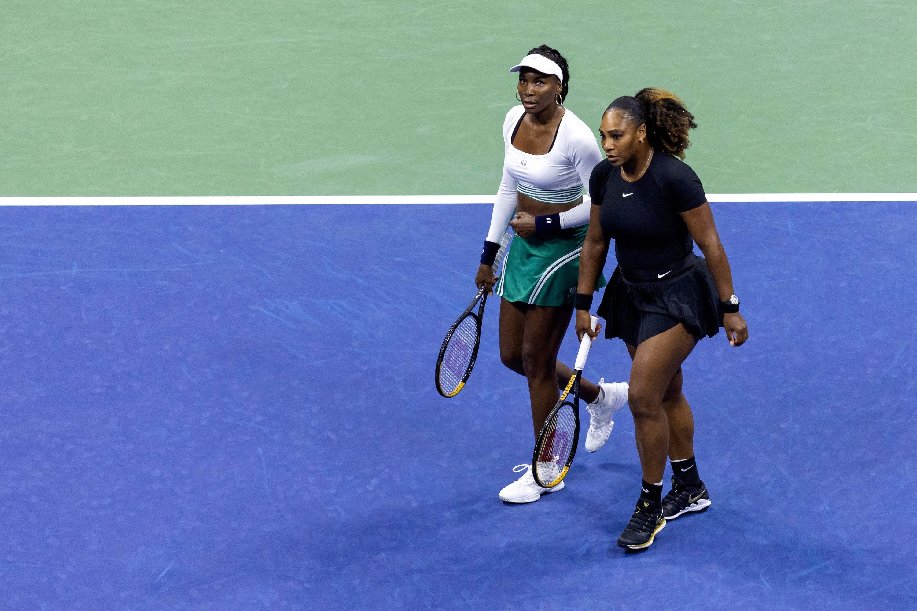 Serena Williams (kanan) dan Venus Williams saat pertandingan ganda melawan Lucie Hradecka dan Linda Noskova, New York, AS, 1 September 2022. (AFP Photo)