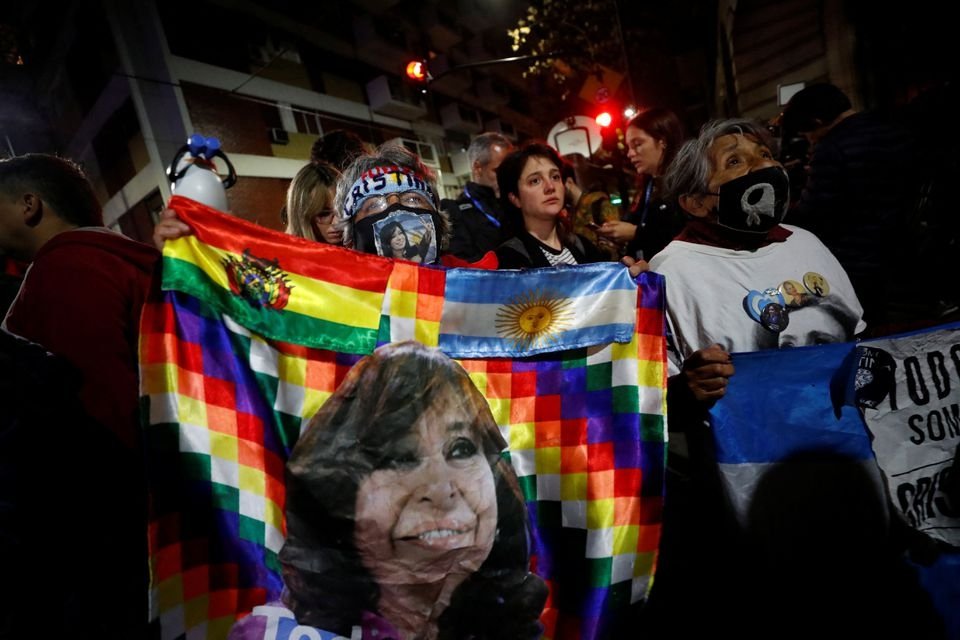 Supporters gather in front of the house of Argentina&#039;s Vice-President Cristina Fernandez de Kirchner, in Buenos Aires, Argentina, Sept. 1, 2022. (Reuters Photo)
