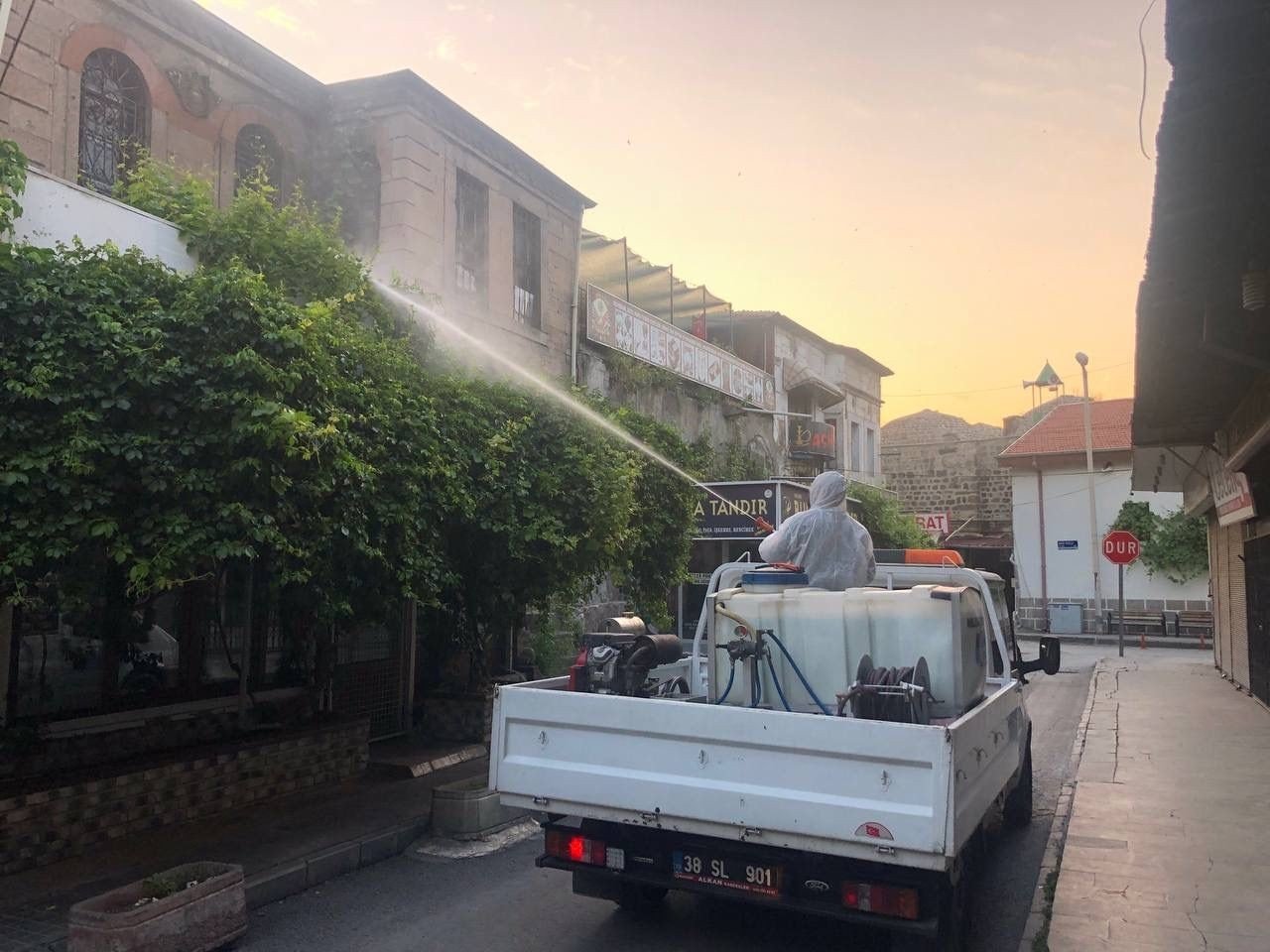 A worker sprays pesticide against insects in Melikgazi, Kayseri, central Türkiye, Aug. 13, 2022. (İHA PHOTO) 