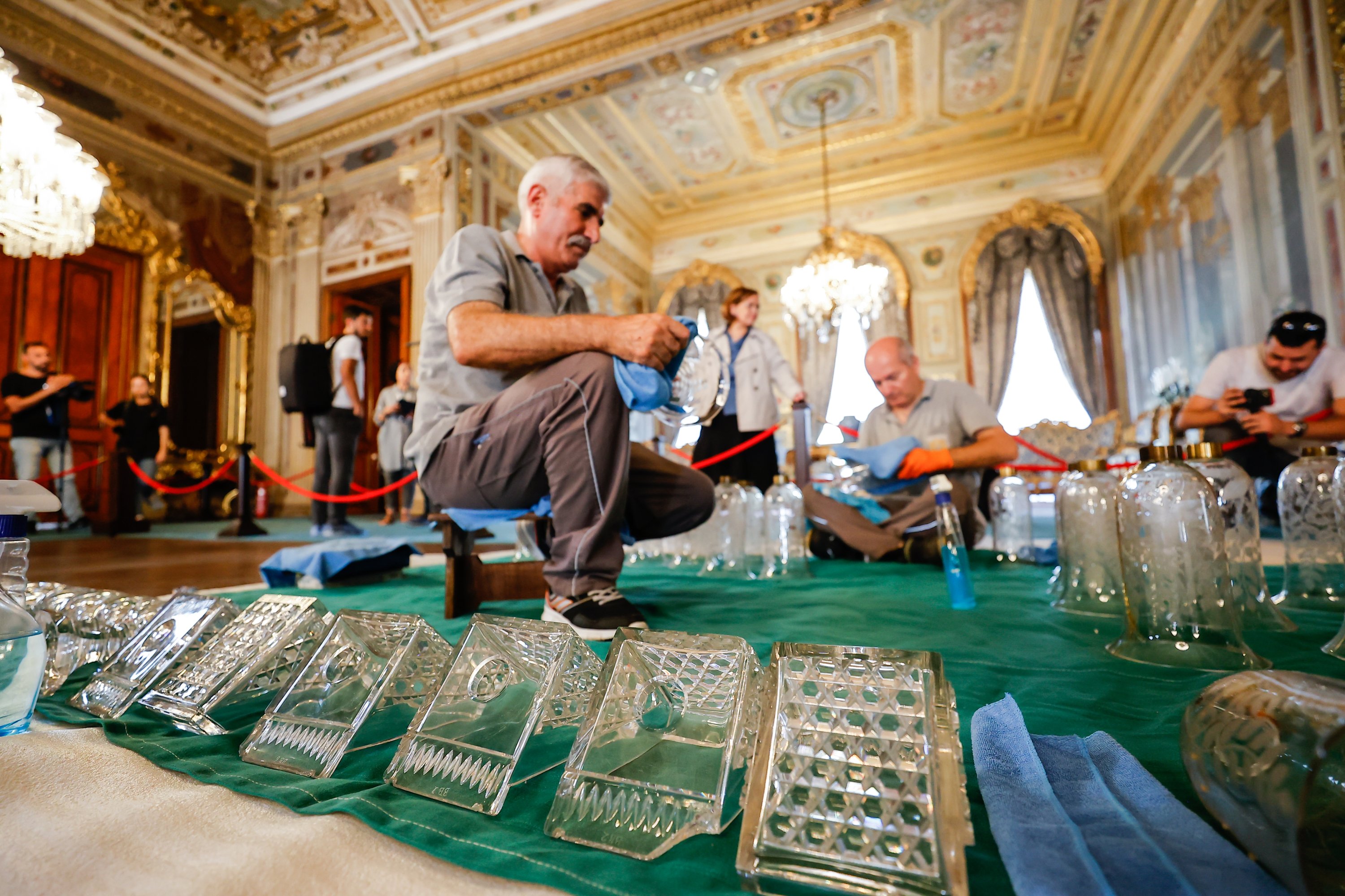 Para ahli mengerjakan lampu gantung di Istana Dolmabahçe, Istanbul, Türkiye, 2 September 2022. (AA Photo)