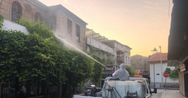 A worker sprays pesticide against insects in Melikgazi, Kayseri, central Türkiye, Aug. 13, 2022. (İHA PHOTO) 