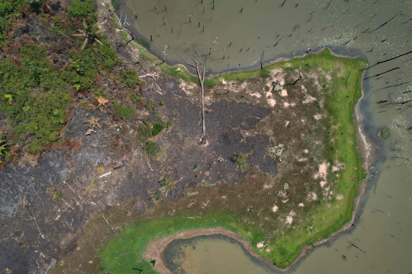 An aerial view of a burnt area in the Amazon rainforest at the Mapinguari National Park in Porto Velho, on the border of the states of Rondonia and Amazonas, northern Brazil, Sept. 1, 2022. (AFP Photo)