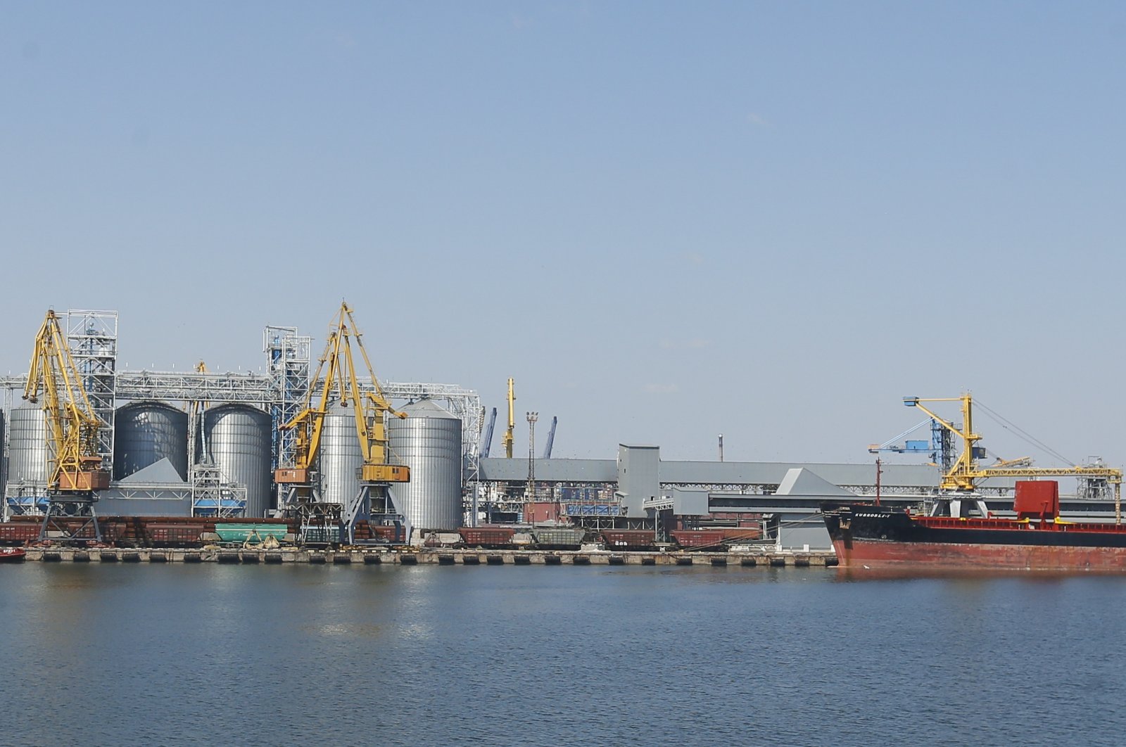 Comoros-flagged cargo vessel Kubrosli Y (R) at the grain port in Odessa, Ukraine, Aug. 19, 2022. (EPA Photo)