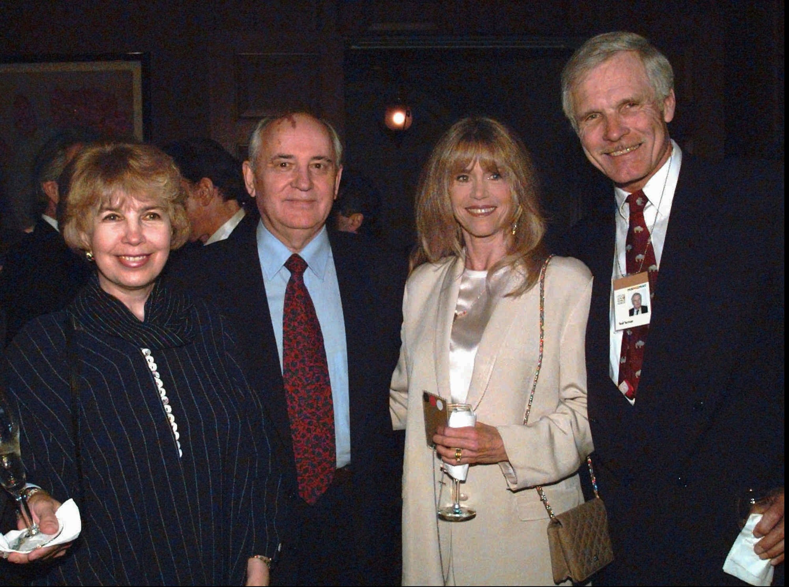 Mantan Presiden Soviet Mikhail Gorbachev (kedua dari kiri) dan istrinya Raisa (kiri), Jane Fonda (kedua dari kanan) dan Ted Turner berpose saat resepsi di State of the World Forum, San Francisco, AS, 27 September 1995. ( Foto AP)