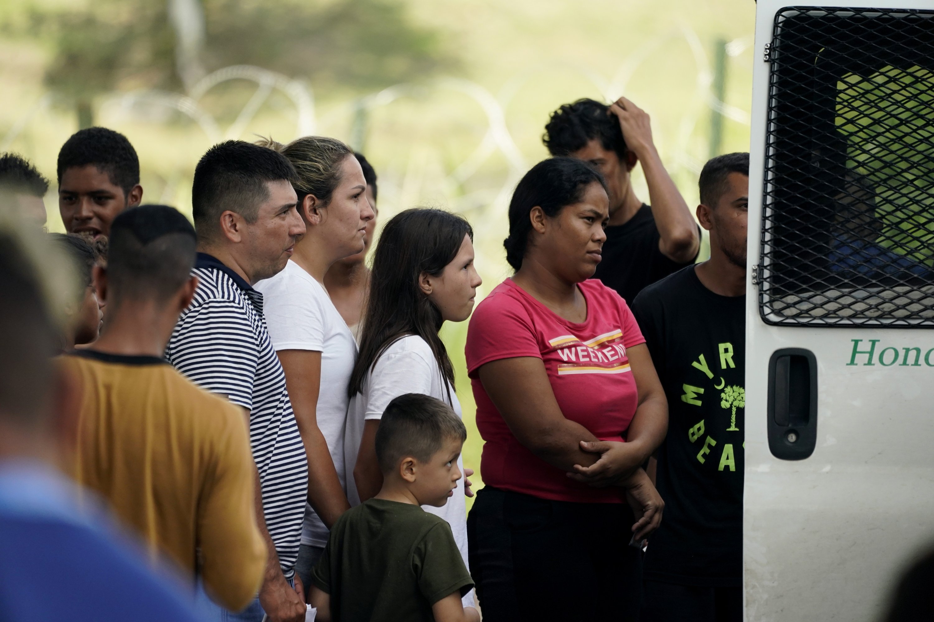 Para migran dimuat ke dalam sebuah van saat mereka diproses setelah secara ilegal menyeberangi sungai Rio Grande dari Meksiko ke AS di Eagle Pass, Texas, AS, 26 Agustus 2022. (AP Photo)