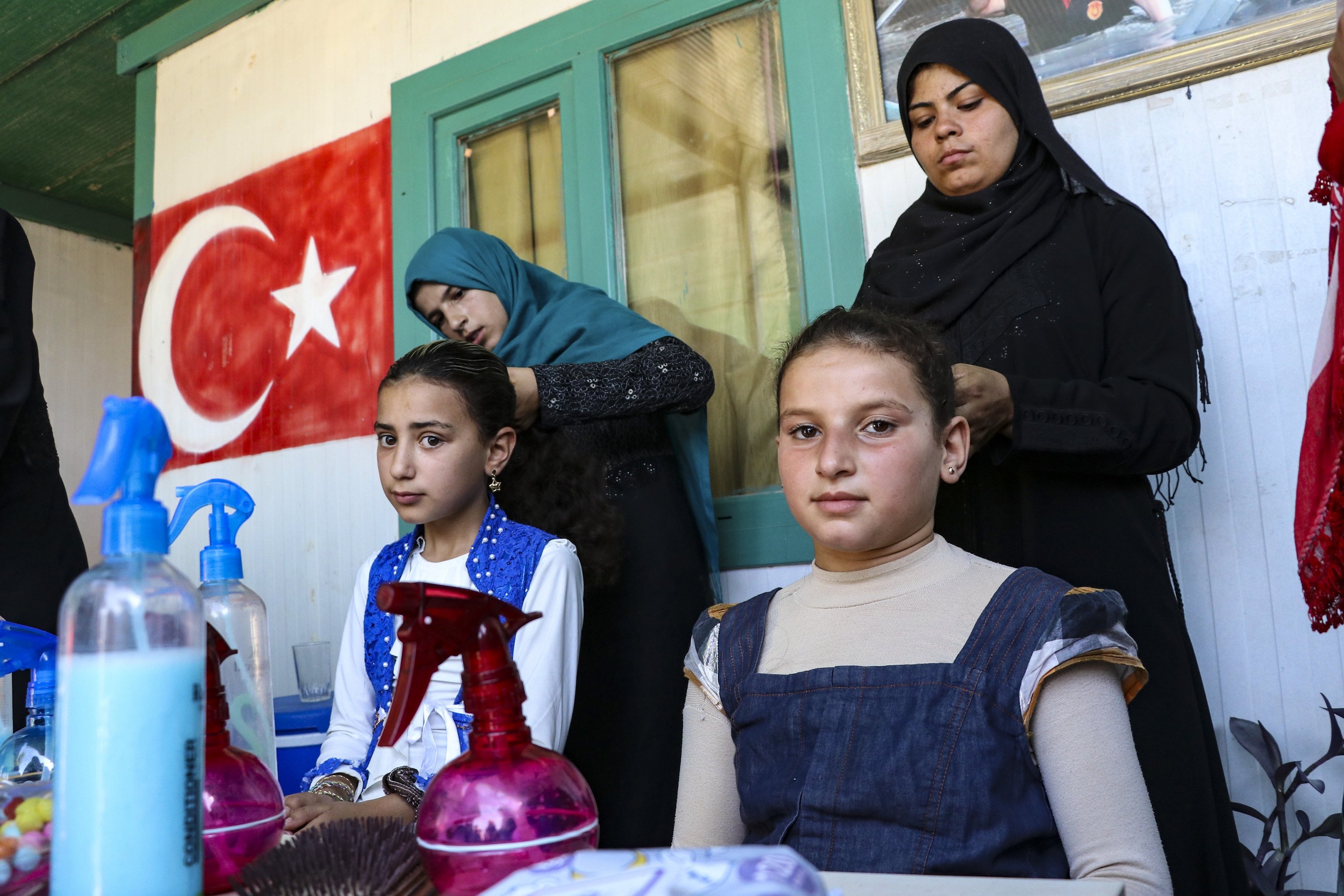Relawan Turki menyisir, memotong dan mengepang rambut anak yatim, 3 September 2022. (AA Photo)