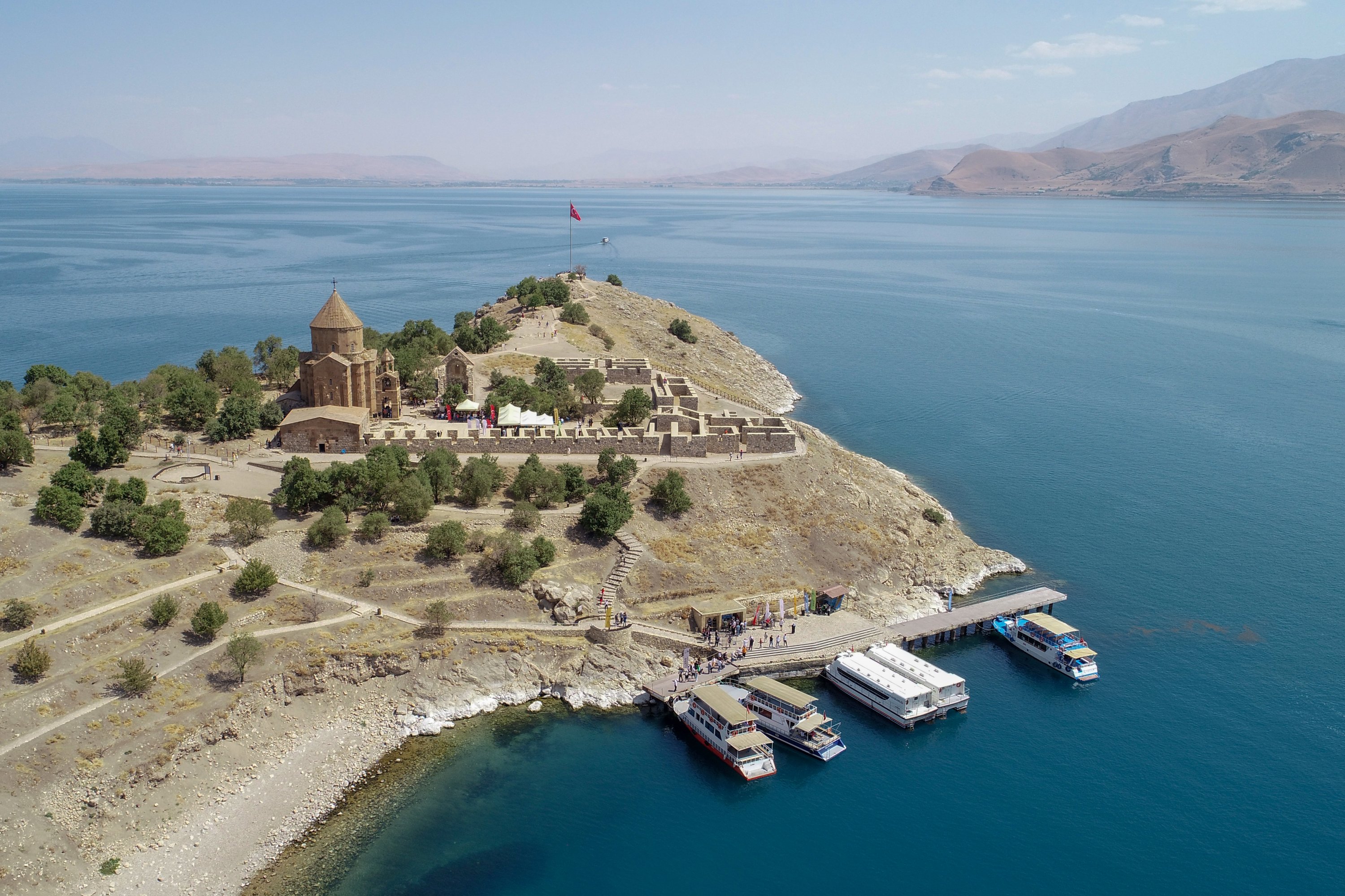 Pemandangan dari udara Gereja Armenia di Pulau Akdamar, Danau Van, Türkiye, 5 September 2022. (AA Photo)