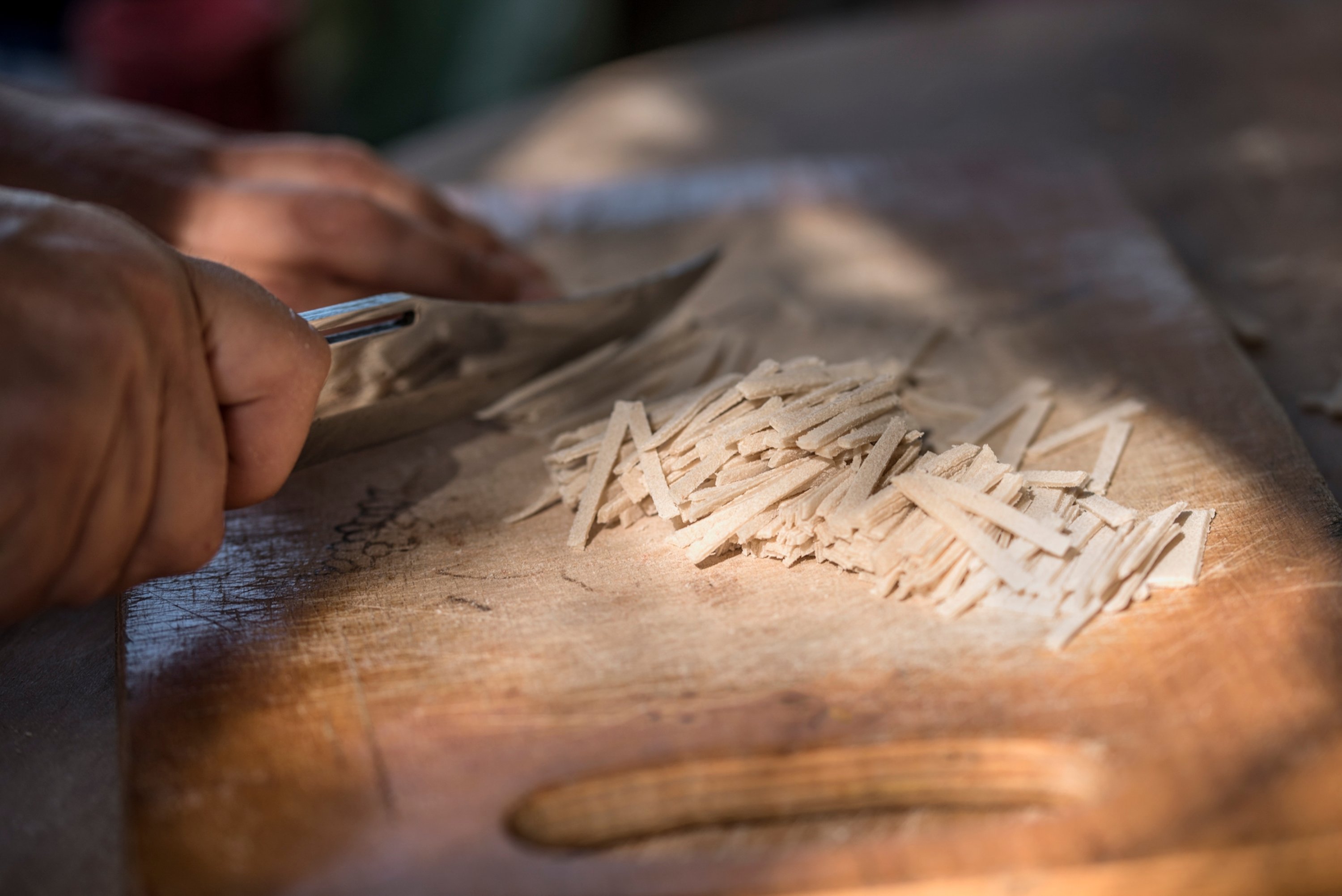 Setelah dikeringkan, erişte dipotong kecil-kecil berbentuk persegi panjang.  (Shutterstock)