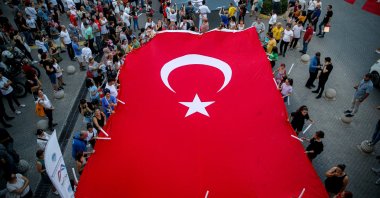 Turks carry the Turkish flag for the celebration of the 100th anniversary of Victory Day, Mersin, Türkiye, Aug. 30, 2022. (AA photo)