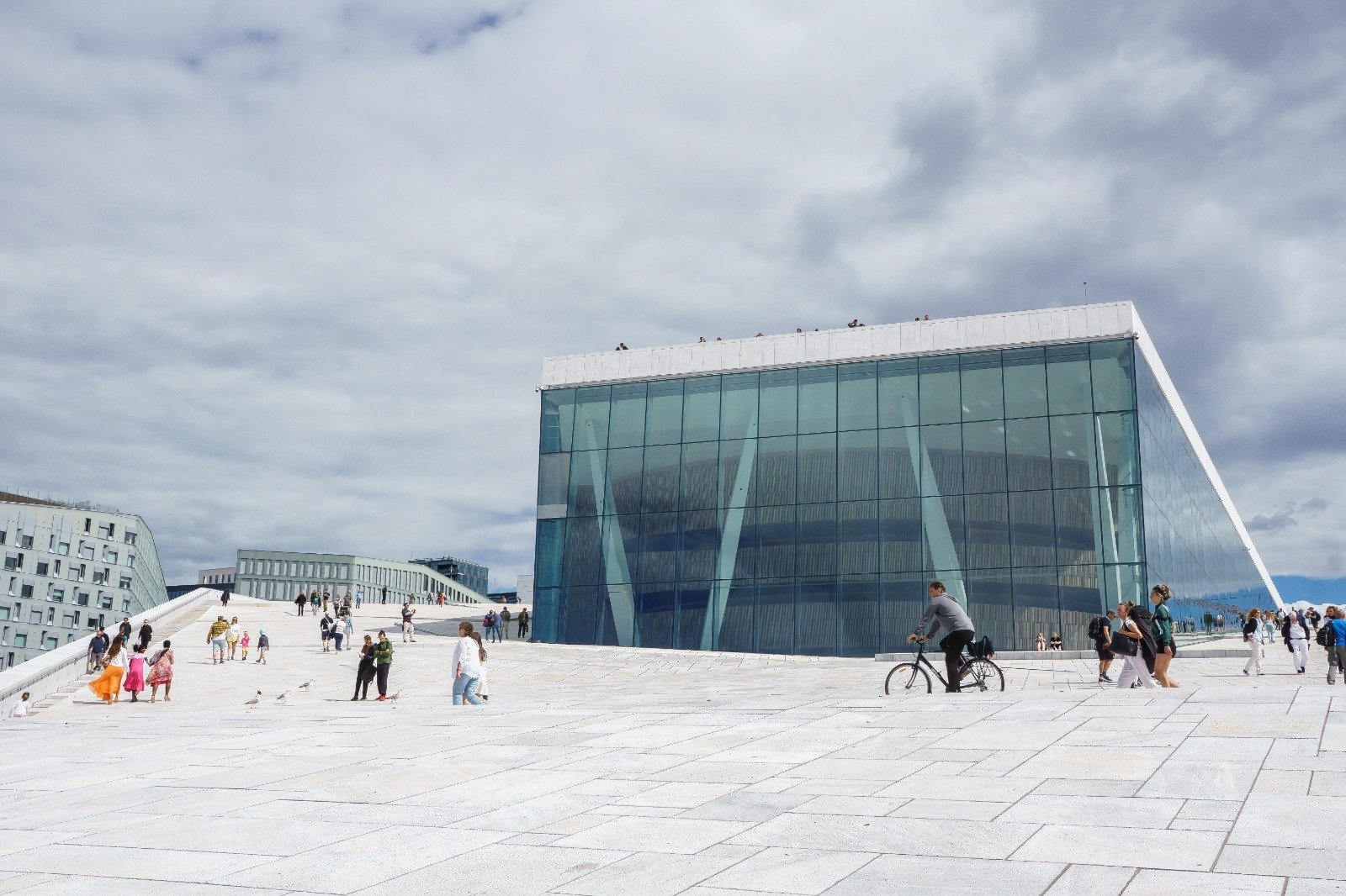 Seperti gunung es di Oslo Fjord, pembukaan gedung opera pada tahun 2008 menandai awal dari peningkatan distrik pelabuhan.  (Foto DPA)