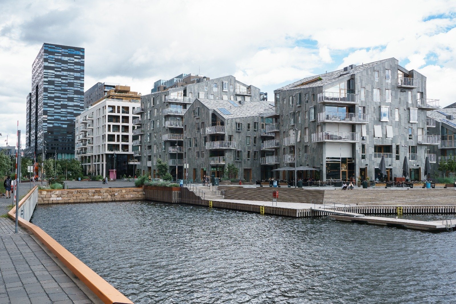 Arsitektur modern memenuhi kawasan pejalan kaki tepi laut di distrik pelabuhan Oslo, yang hampir merupakan karya seni yang berani.  (Foto DPA)