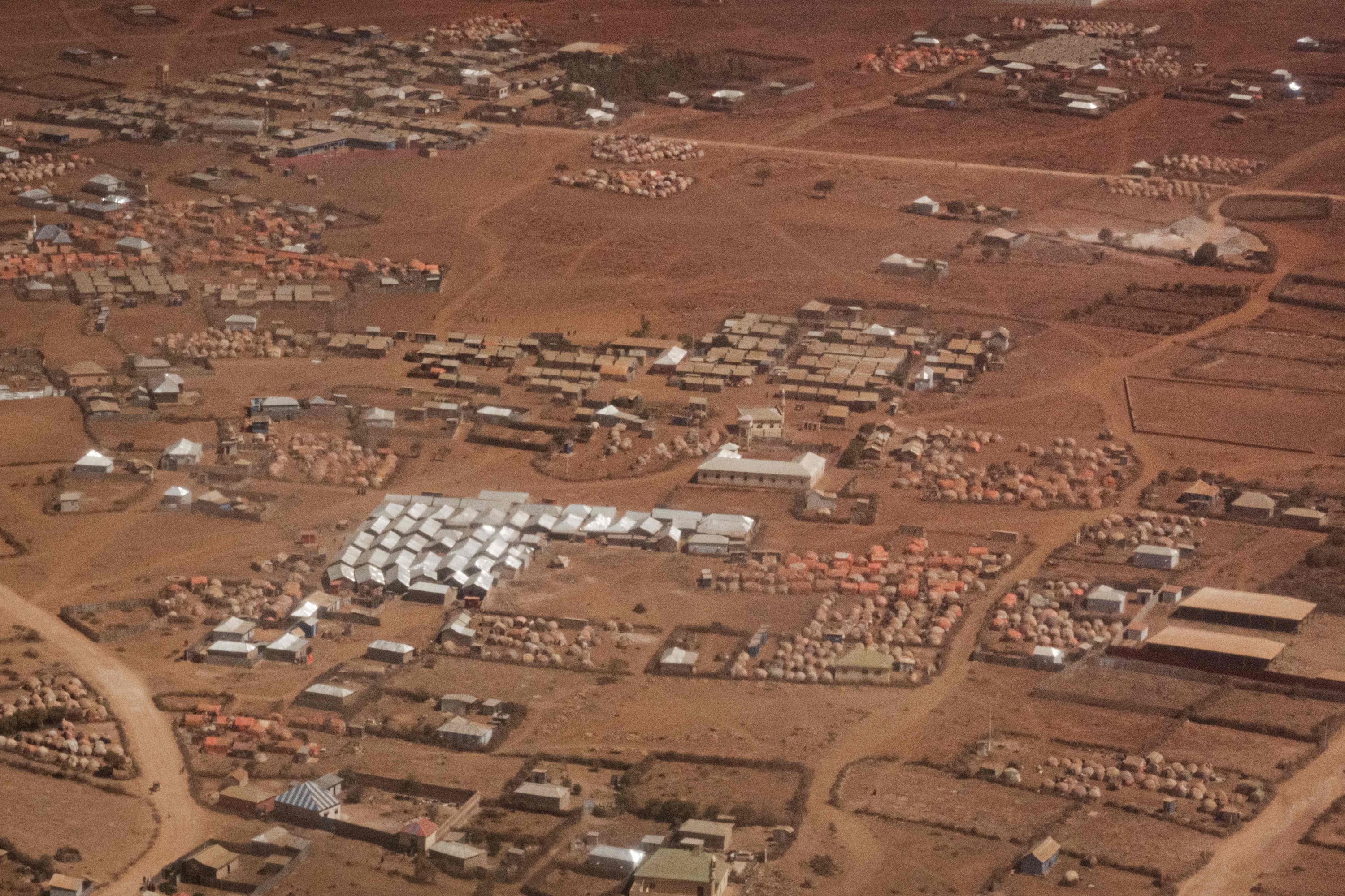 Pemandangan udara dari kamp-kamp pengungsi internal (IDPs) di Baidoa, Somalia, 15 Februari 2022. (AFP File Photo)
