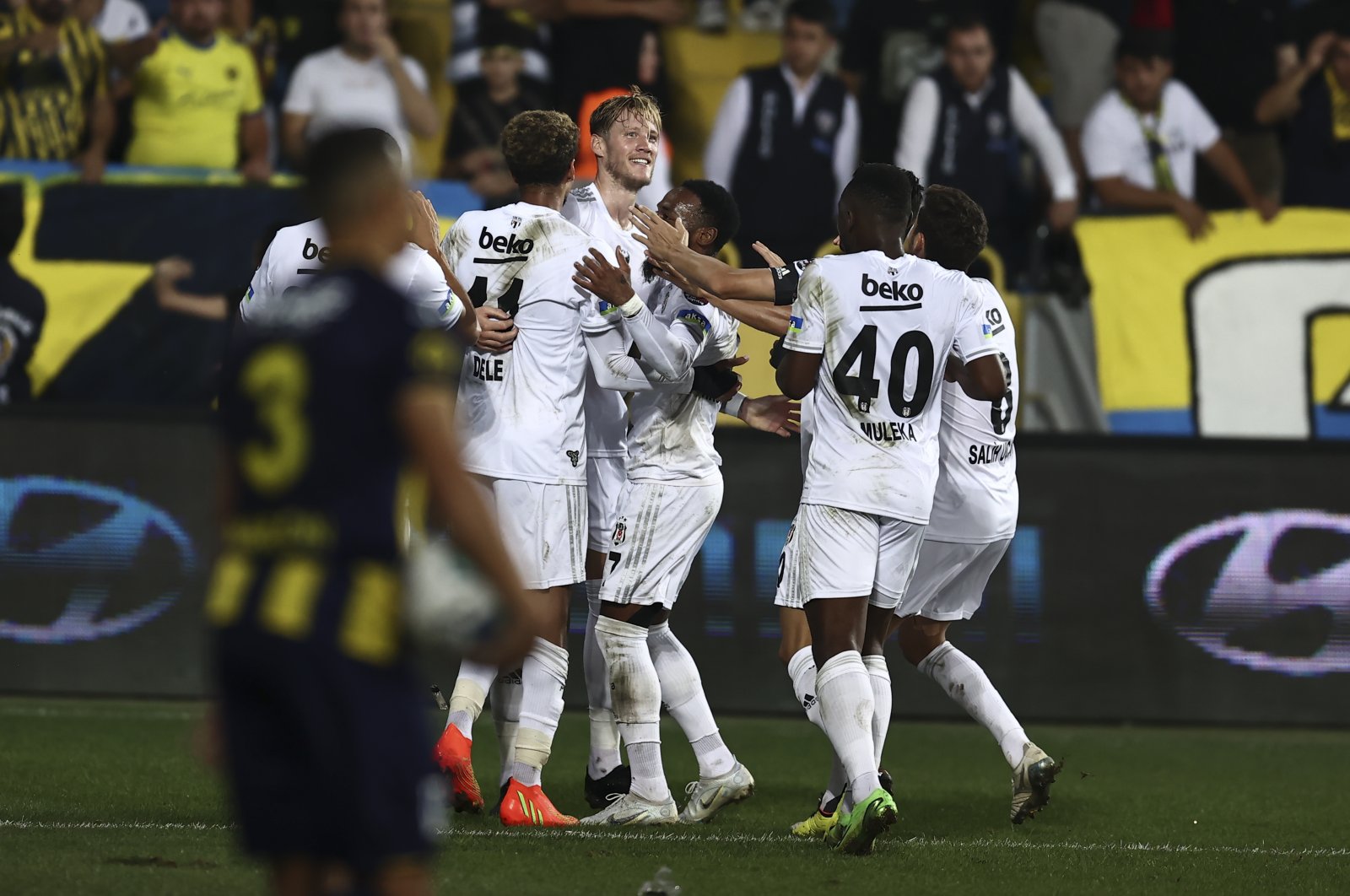 Beşiktaş mengalahkan Ankaragücü dalam film thriller untuk mempertahankan posisi teratas Super Lig