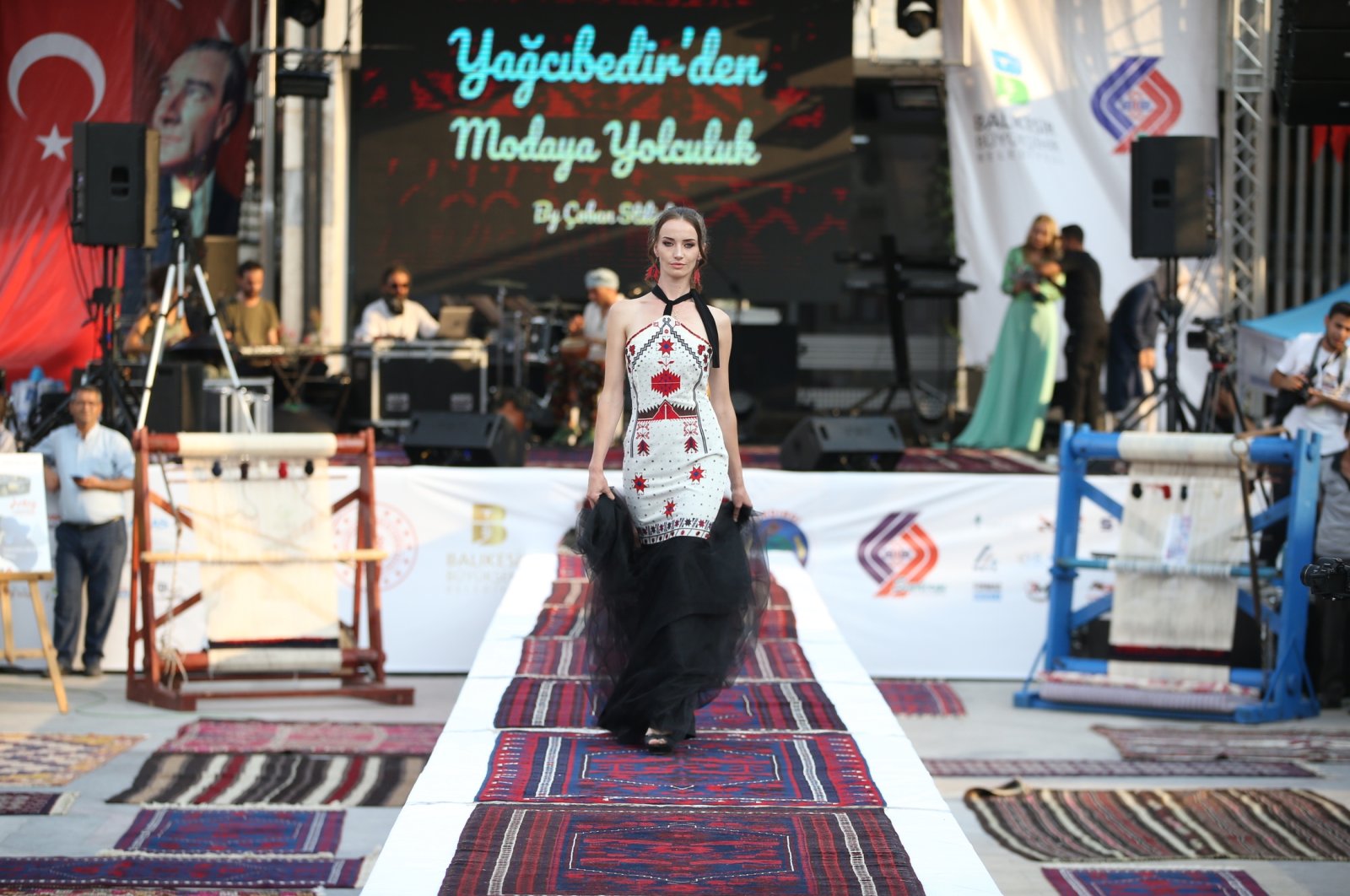 A model displays an outfit inspired by Yağcıbedir carpets, in Balıkesir, Türkiye, Sept. 4, 2022. (AA Photo)