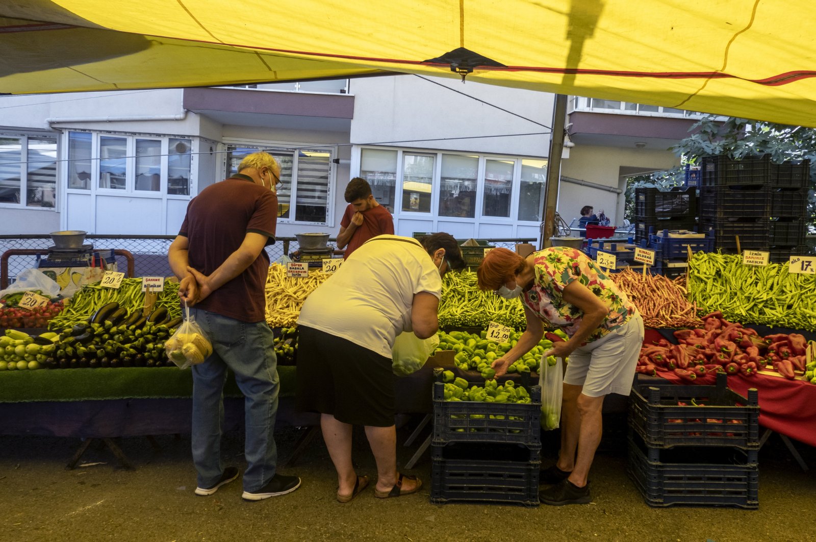 People shop at a local market in Istanbul, Türkiye, Aug. 18, 2022. (EPA Photo)