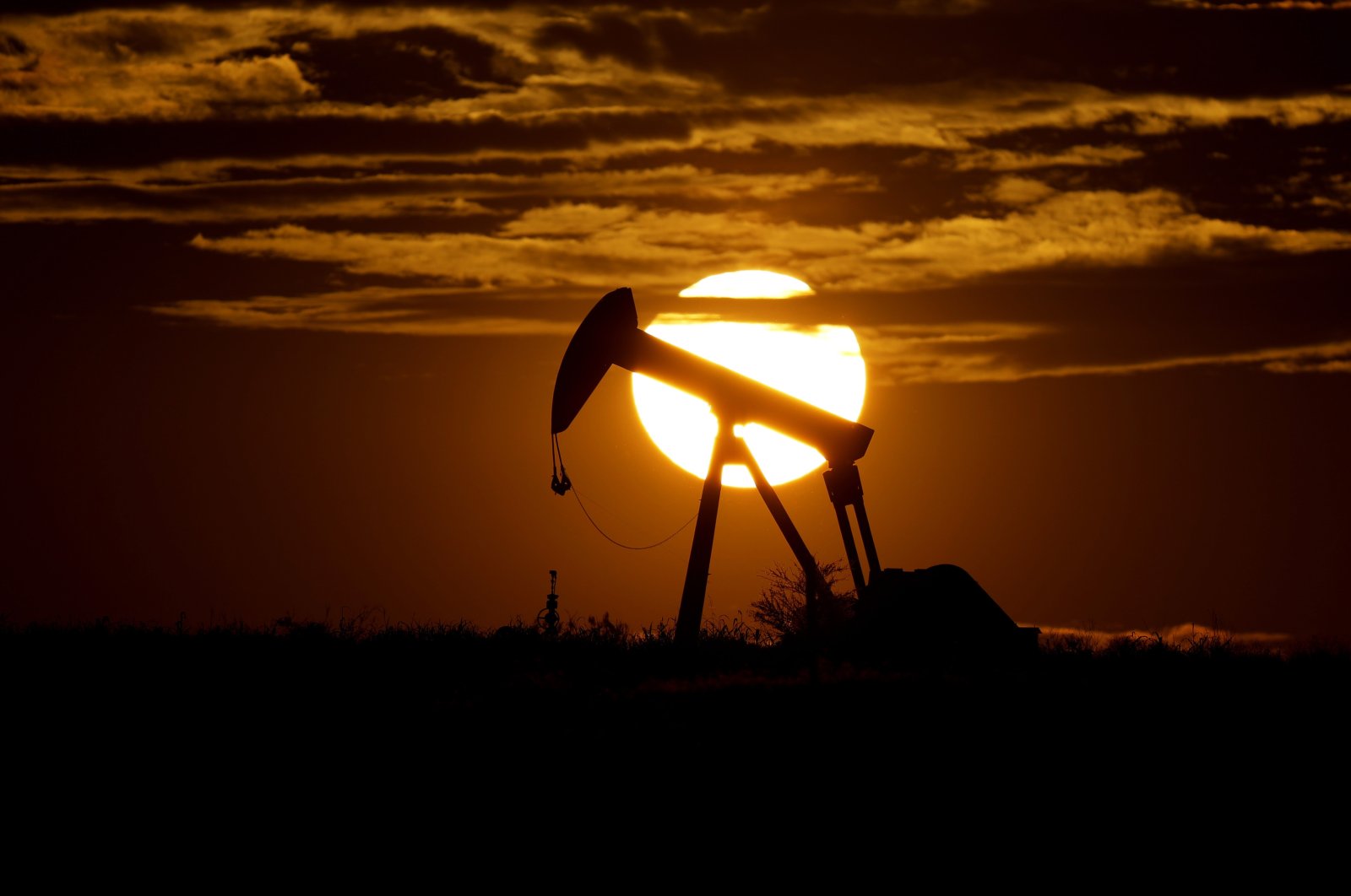 OPEC+ menyetujui pengurangan kecil pasokan minyak global untuk mendongkrak harga