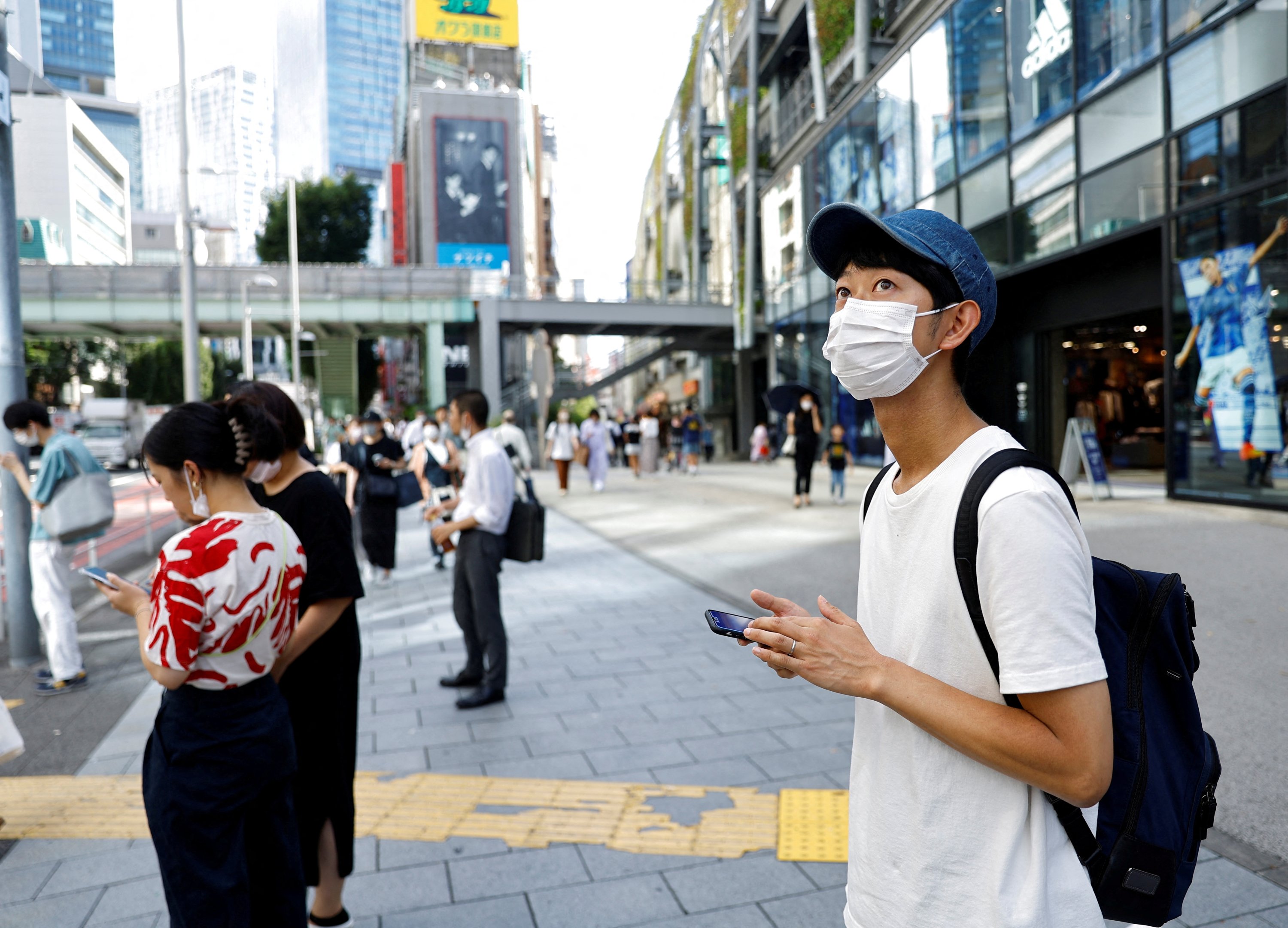 Shoji Morimoto menemui kliennya di Tokyo, Jepang, 31 Agustus 2022. (Foto Reuters)
