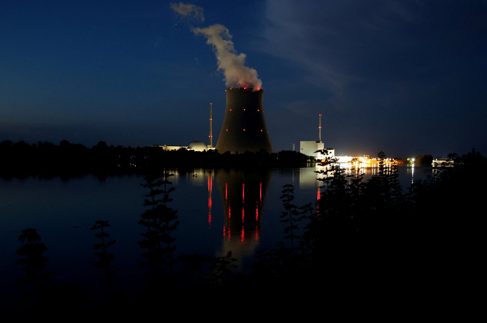 A general view shows the nuclear power plant Isar 2 by the river Isar in Eschenbach near Landshut, Germany, Aug. 17, 2022. (Reuters Photo)