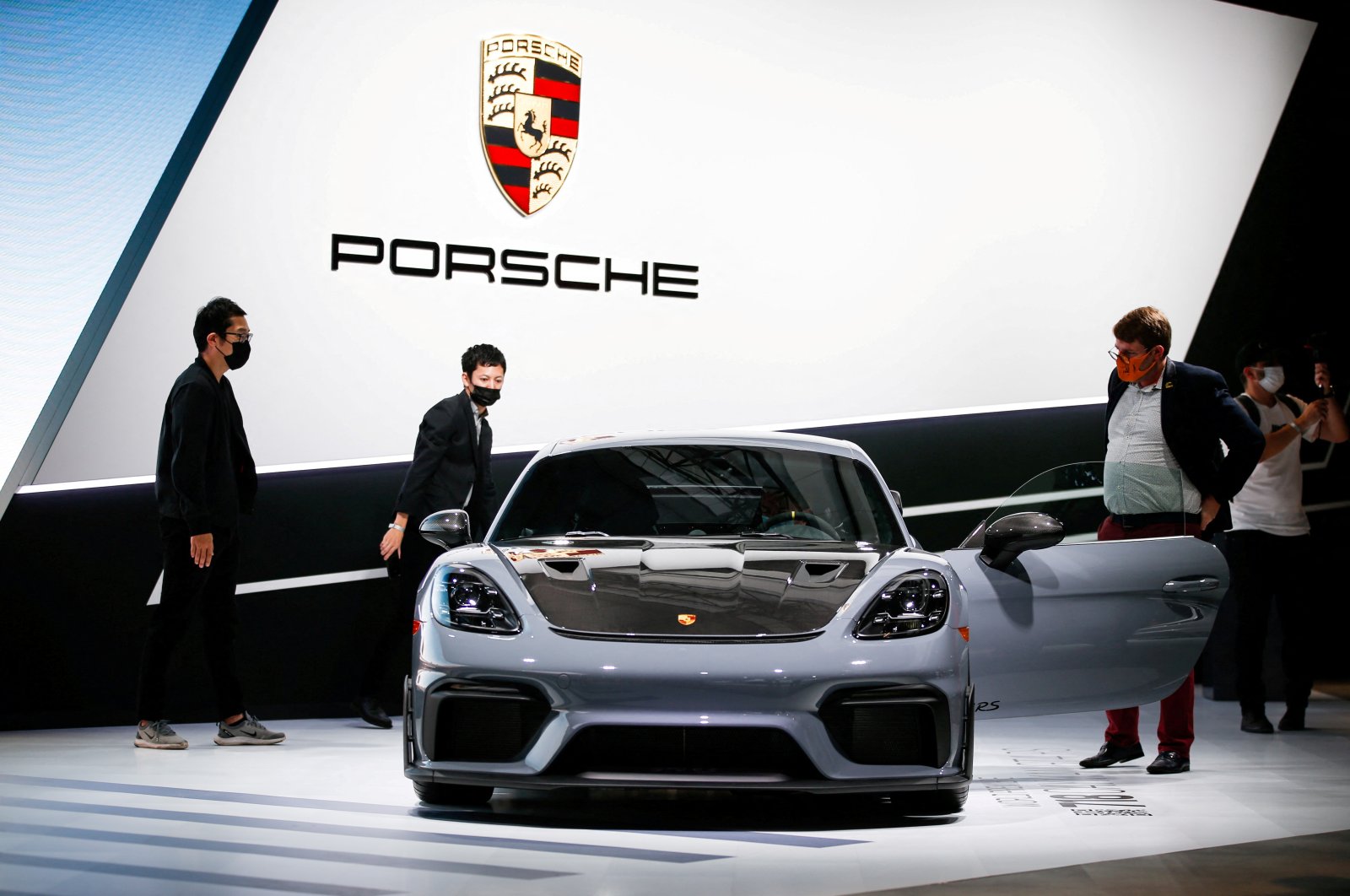 Attendees look at the 2022 Porsche 718 Cayman GT4 RS during the 2021 LA Auto Show in Los Angeles, California, U.S., Nov. 17, 2021. (Reuters Photo)