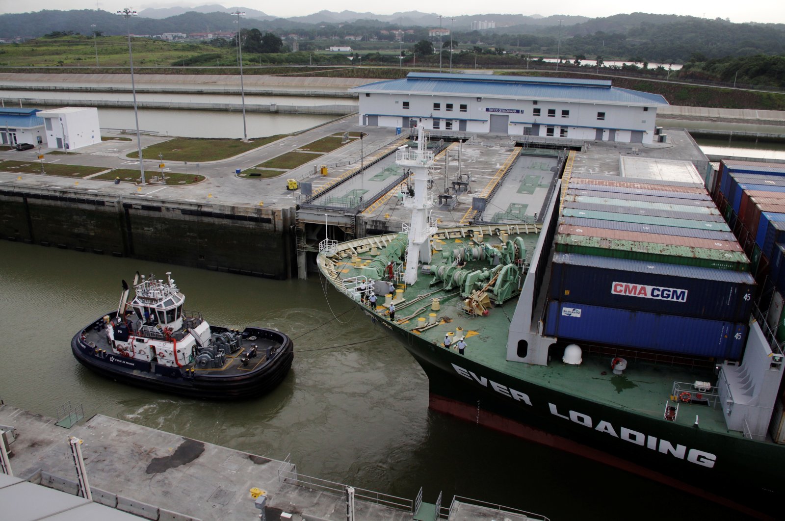 The Neopanamax container vessel Ever Loading transits the expanded canal through Cocoli locks during the one-year anniversary of the Panama Canal&#039;s expansion, on the outskirts of Panama City, Panama, June 26, 2017. (Reuters Photo)