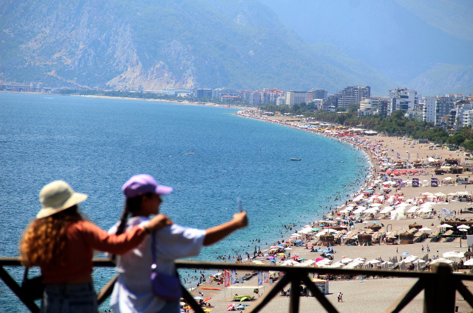 Visitors take a photo with the famed Konyaaltı Beach in the background in Antalya, southern Türkiye, Aug. 27, 2022. (IHA Photo)