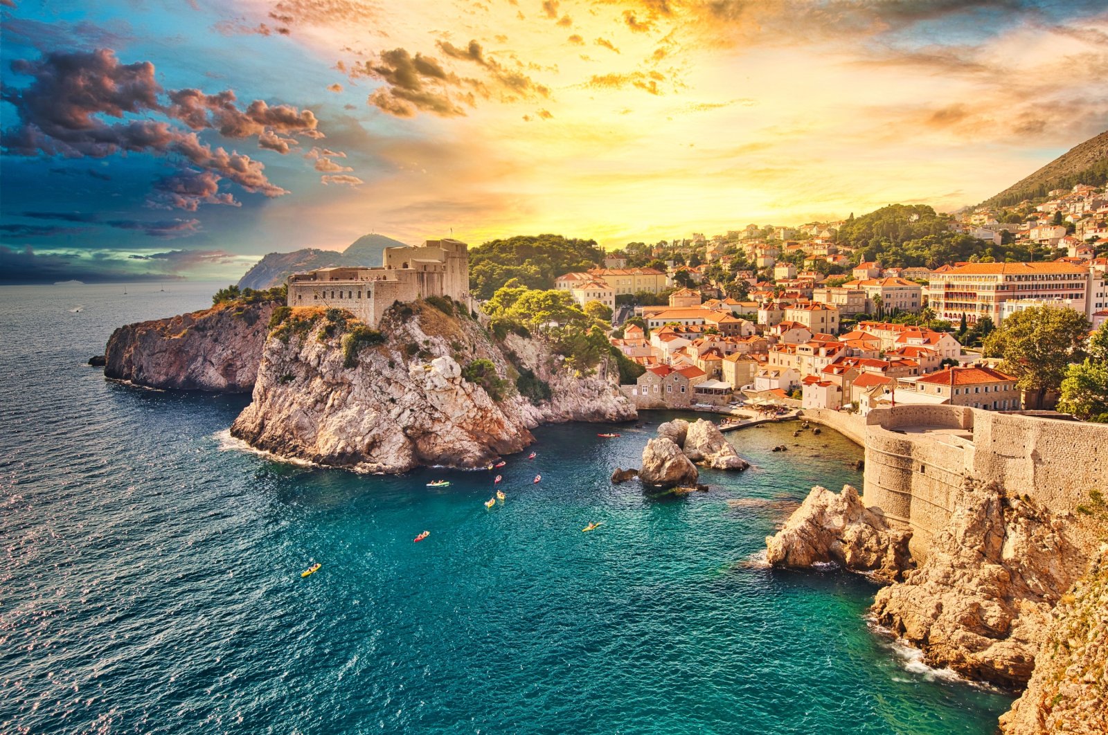 Kota pelabuhan tersembunyi di antara tembok batu Abad Pertengahan: Dubrovnik . Adriatik