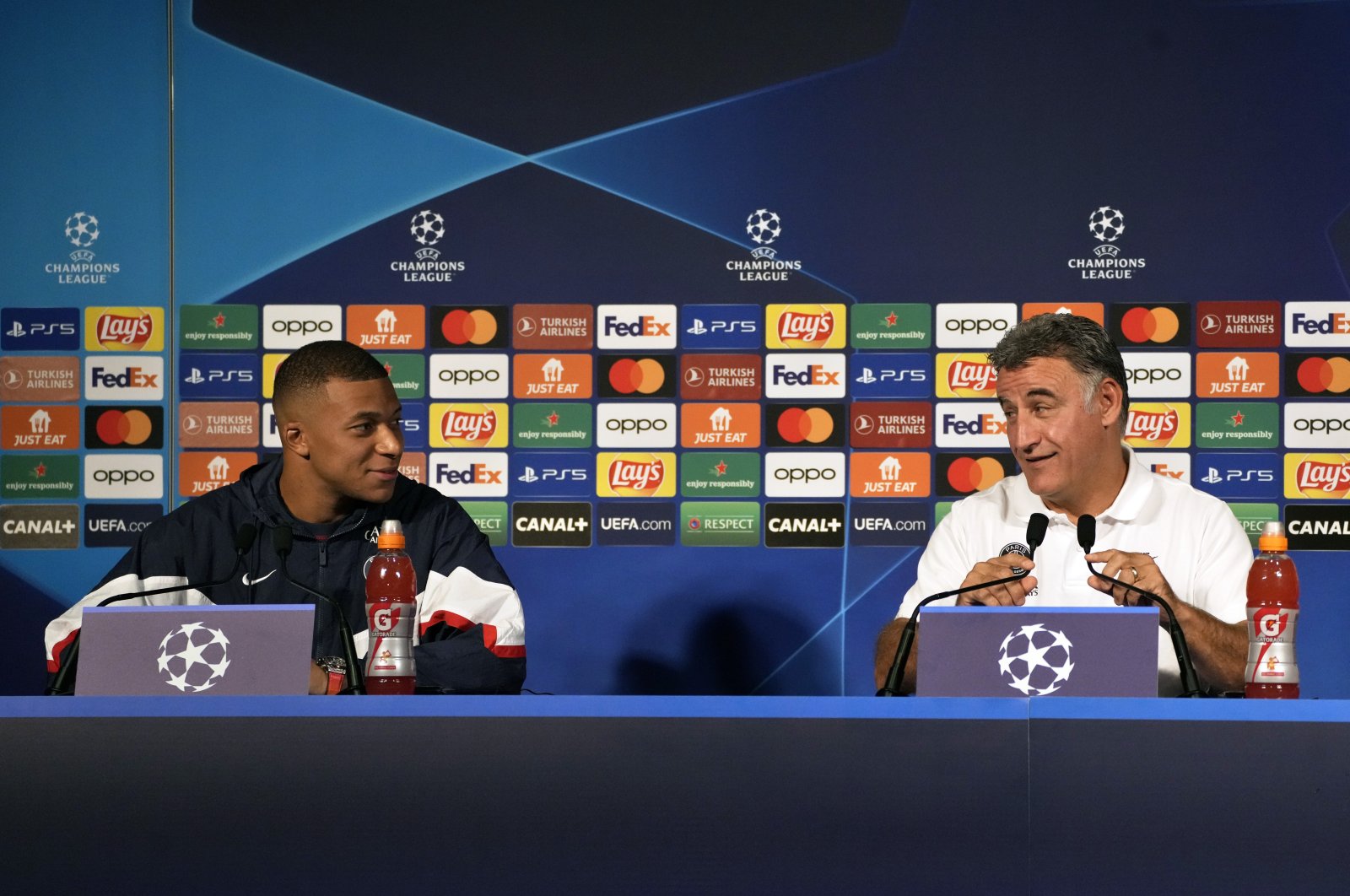 PSG&#039;s Kylian Mbappe (L) and coach Christophe Galtier at a press conference, Paris, France, Sept. 5, 2022. (AP Photo)
