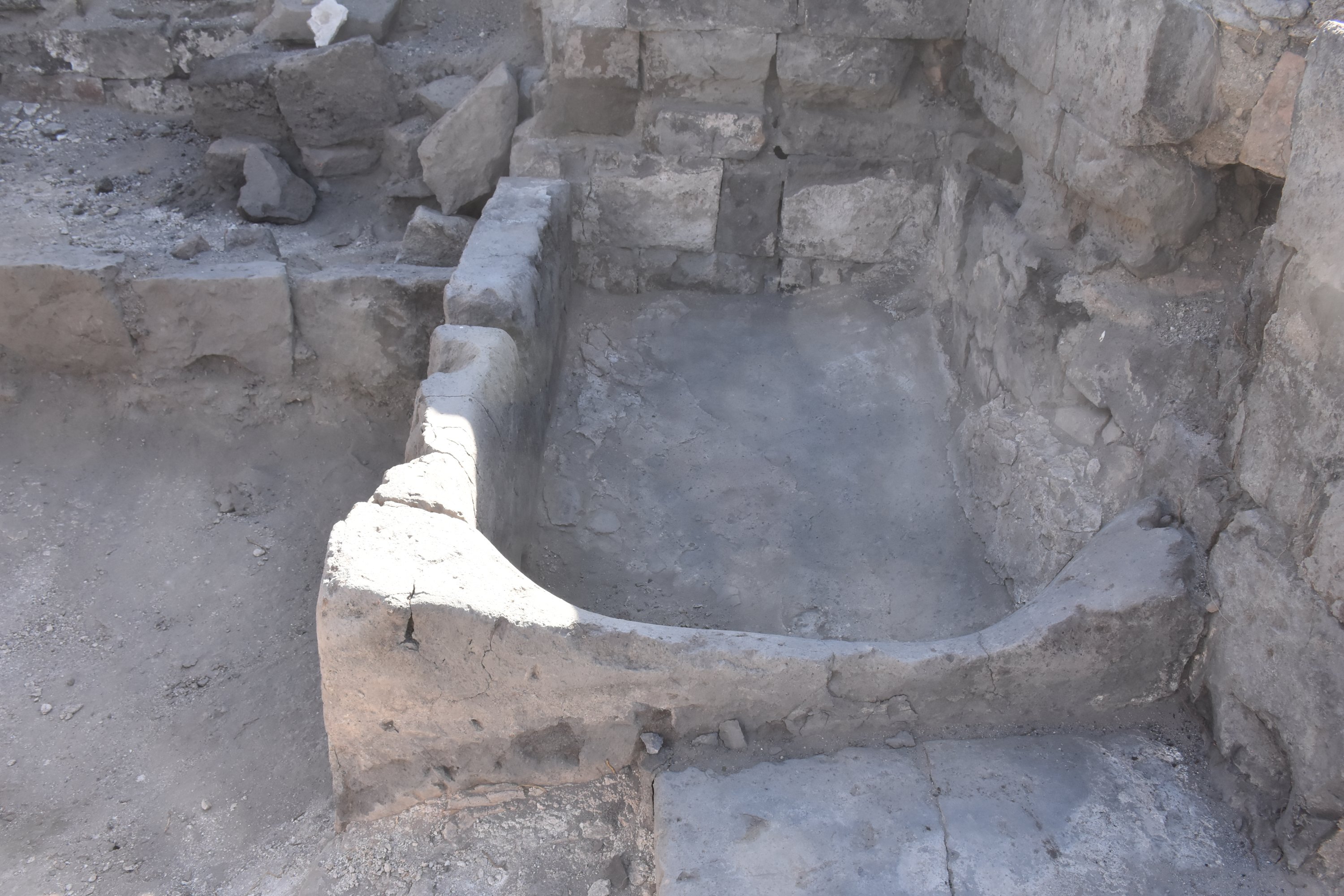 Pemandangan umum dari bak mandi yang ditemukan di Ani, Kars, Türkiye timur, 6 September 2022. (AA) 