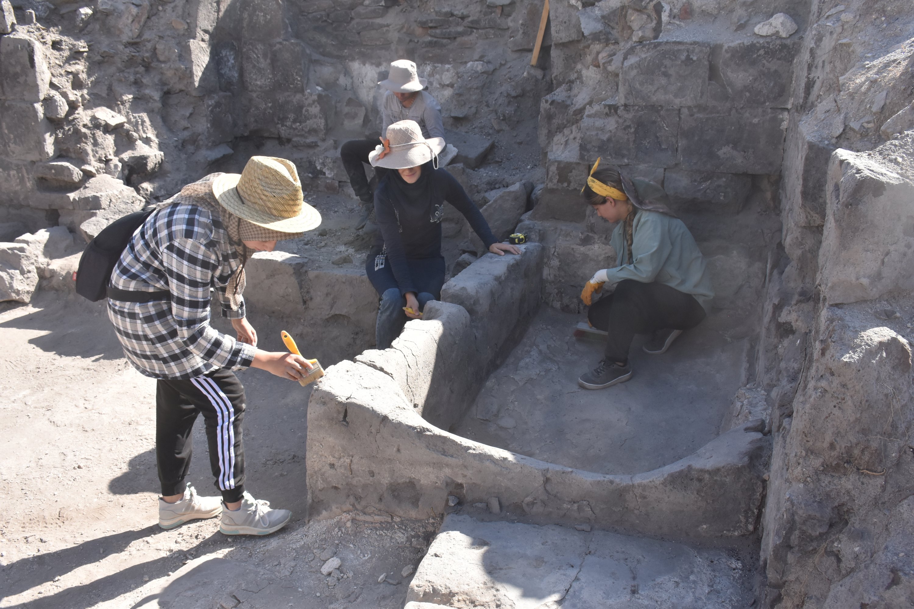 Arkeolog bekerja di bak mandi yang ditemukan di Ani, Kars, Türkiye timur, 6 September 2022. (AA) 
