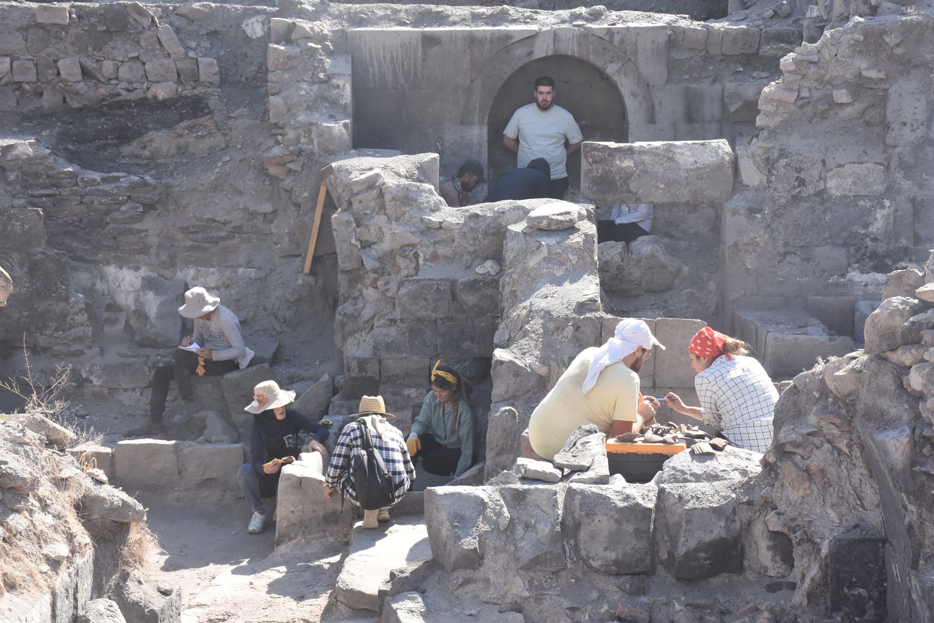 Arkeolog bekerja di pemandian yang ditemukan di Ani, Kars, Türkiye timur, 6 September 2022. (AA) 