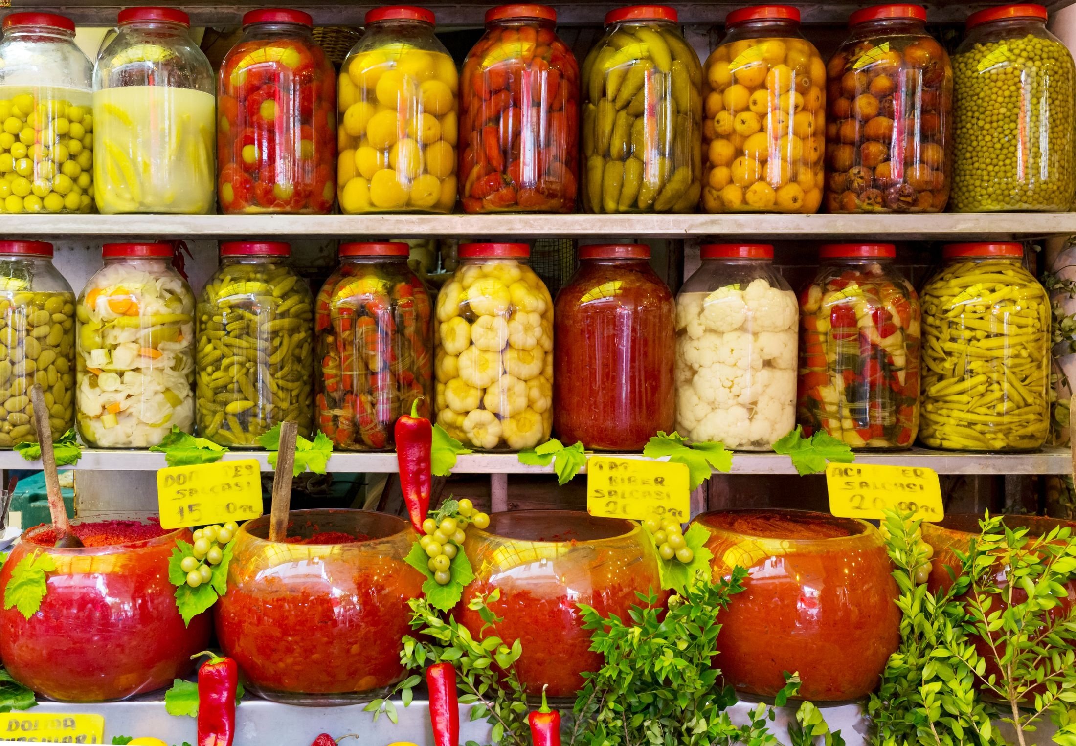 Berbagai acar tradisional Turki dan pasta tomat dan merica.  (Foto Shutterstock)