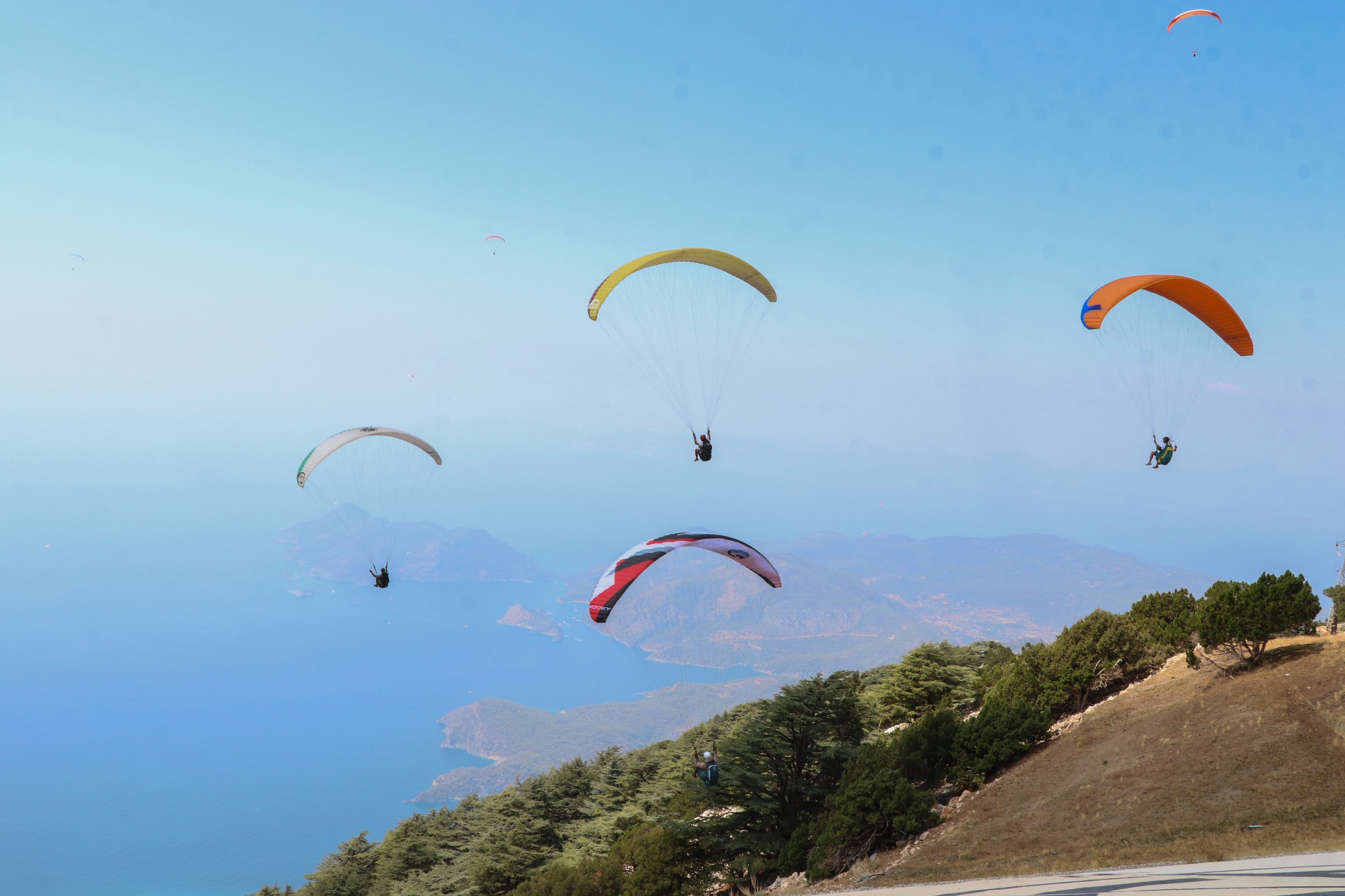 Paraglider terbang di Babadağ, Muğla, barat daya Türkiye, 7 September 2022. (AA PHOTO) 