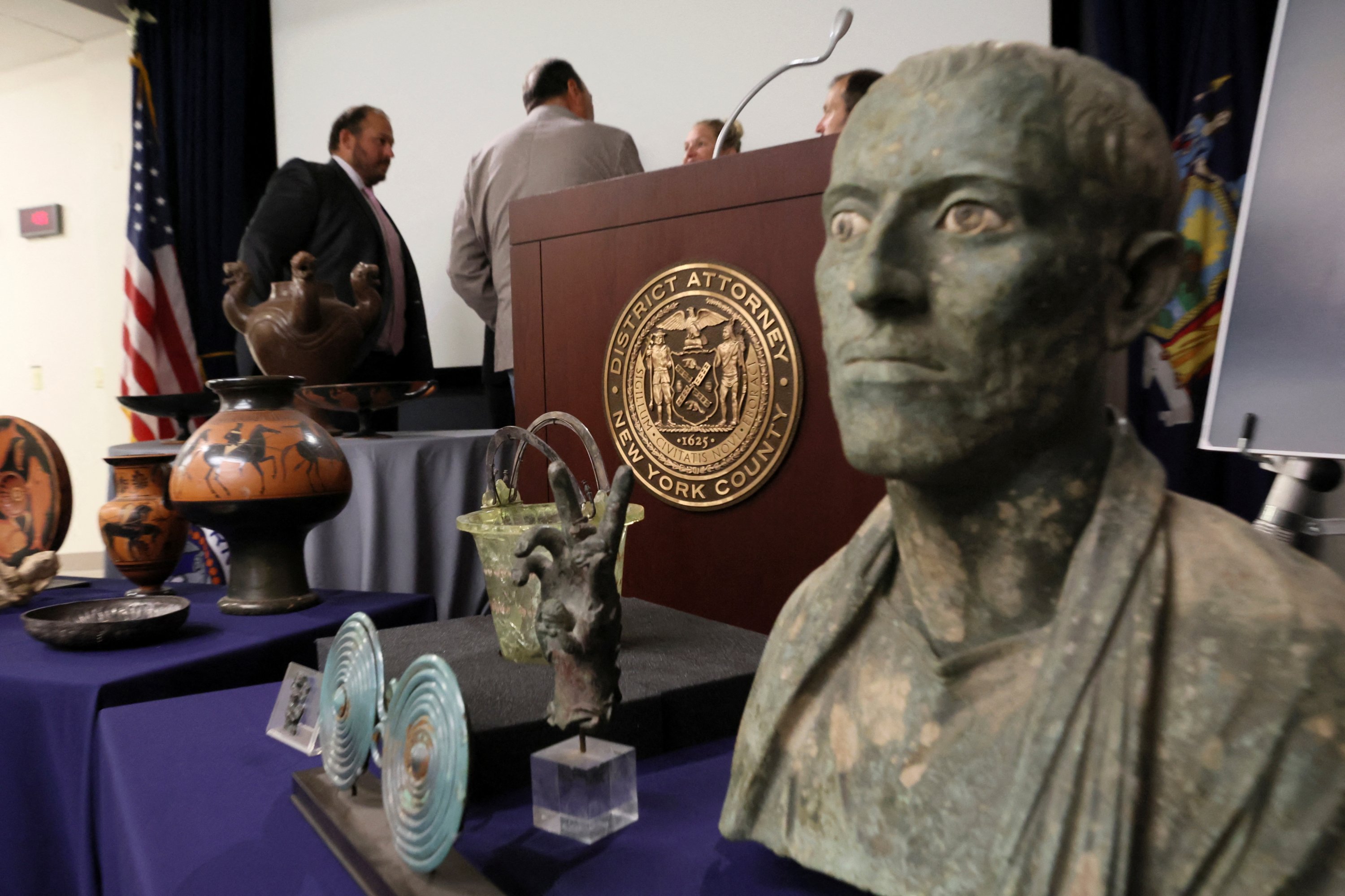 Patung Patung Perunggu Manusia dan artefak penting lainnya ditampilkan selama konferensi pers dan upacara pemulangan barang antik curian ke Italia, di New York City, AS, 6 September 2022. (REUTERS)