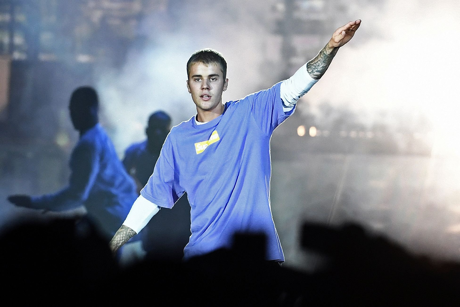 Dalam file foto ini diambil pada 20 September 2016 menunjukkan penyanyi Kanada Justin Bieber tampil di atas panggung di AccorHotels Arena di Paris.  (AFP)