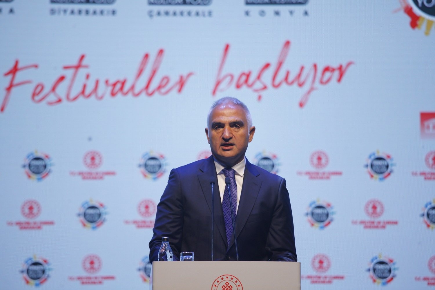 Menteri Kebudayaan dan Pariwisata Mehmet Nuri Ersoy berbicara pada konferensi pers yang diadakan di Pusat Kebudayaan Atatürk (AKM) yang ikonik pada Selasa malam.