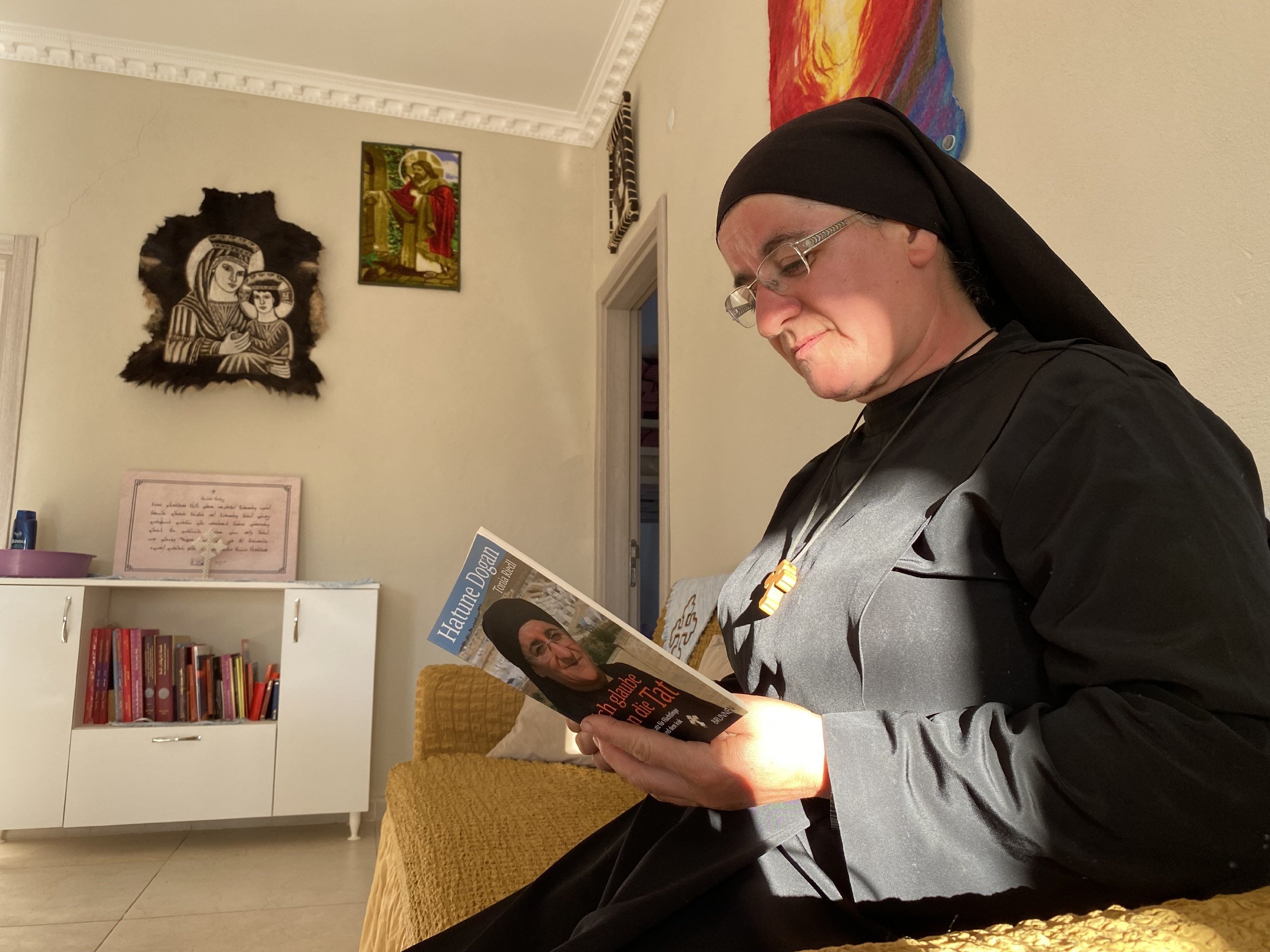 Hatune Doğan membaca salah satu buku yang dia tulis, di rumahnya di Izbırak, Mardin, tenggara Türkiye, 7 September 2022. (Foto DHA)