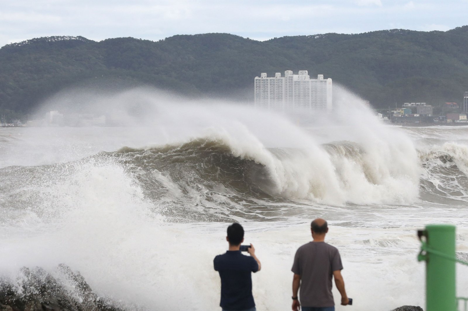 People watch the waves brought by Typhoon Hinnamnor in Ulsan, as the typhoon hit South Korea&#039;s southern provinces, Sept. 6, 2022. (AFP Photo)