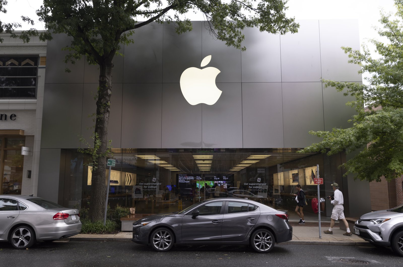 An Apple store in Bethesda, Maryland, U.S., Aug. 25, 2022. (EPA Photo)