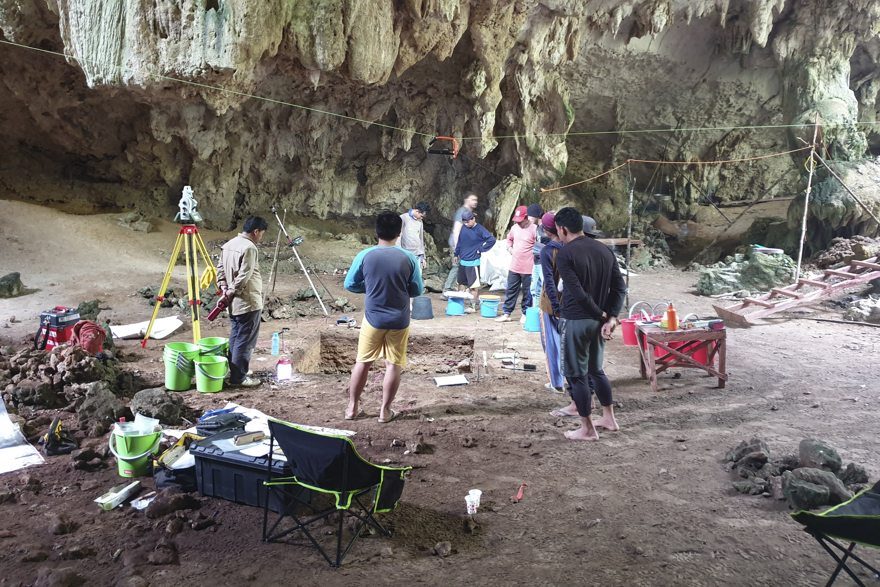 Pekerja berdiri di gua di Kalimantan Timur di mana kerangka manusia ditemukan berusia sekitar 31.000 tahun yang lalu, Kalimantan, Indonesia, 8 September 2022. (AP Photo)
