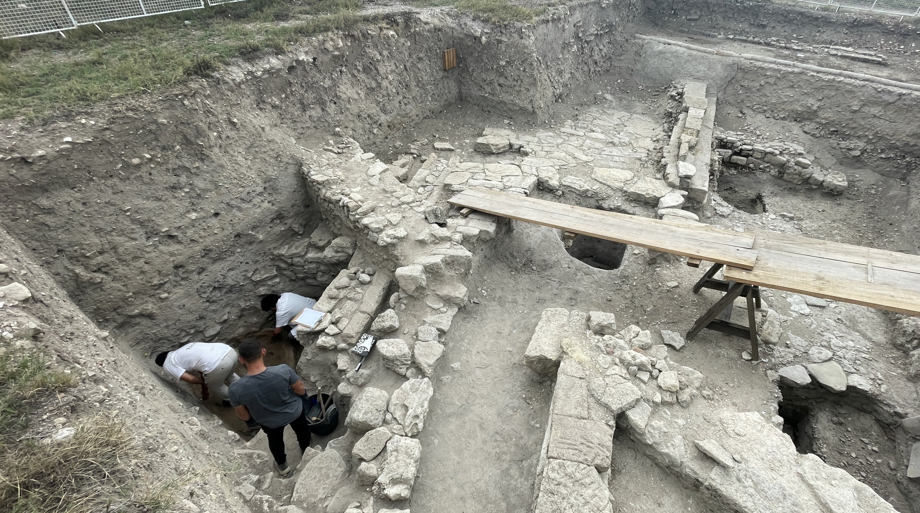 Para arkeolog bekerja di area oven berkubah di Troy, anakkale, barat laut Türkiye, 7 September 2022. (AA)