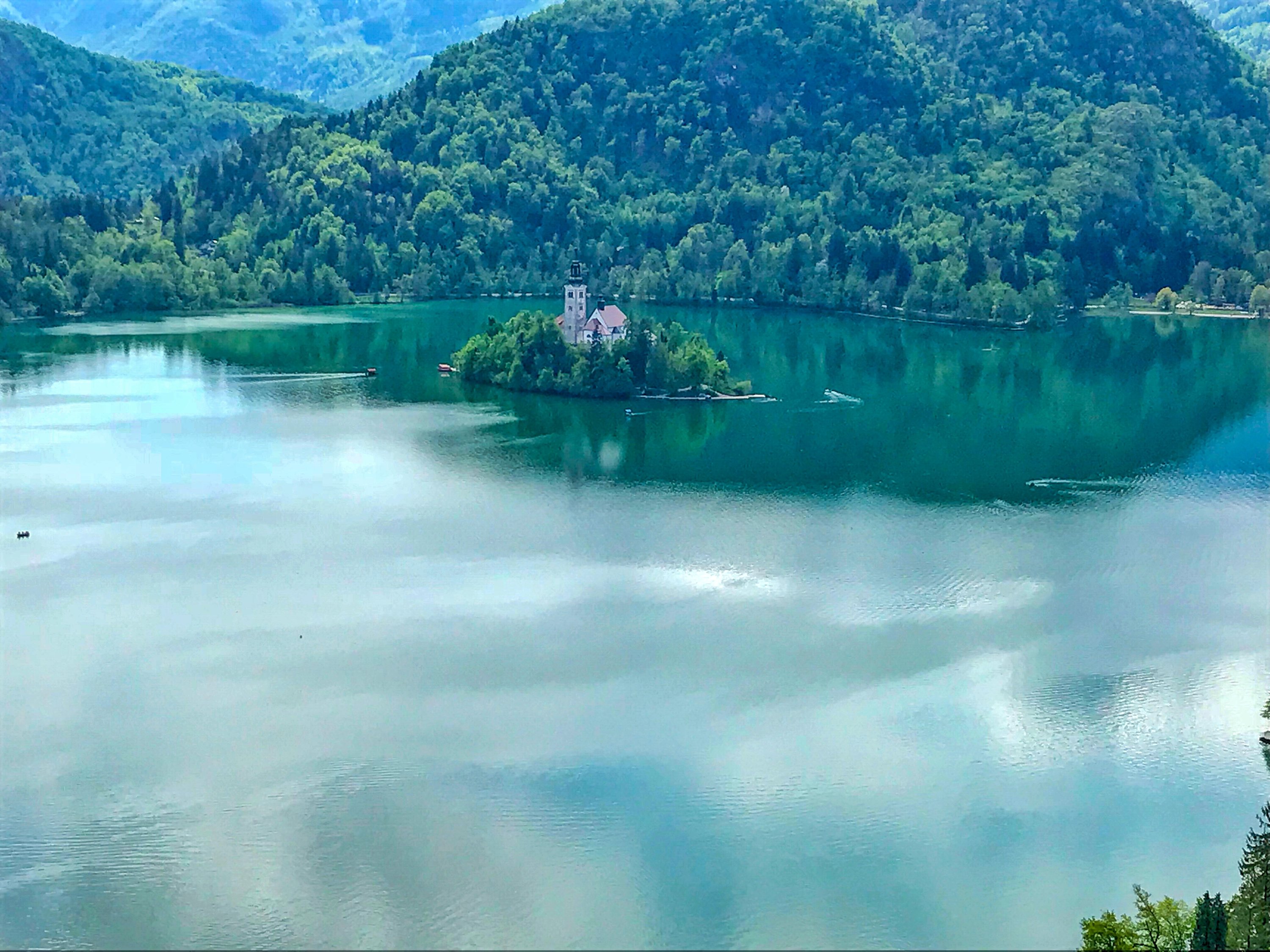 Pulau Bled dilihat dari kastil, Slovenia.  (Foto oleh zge engelen)
