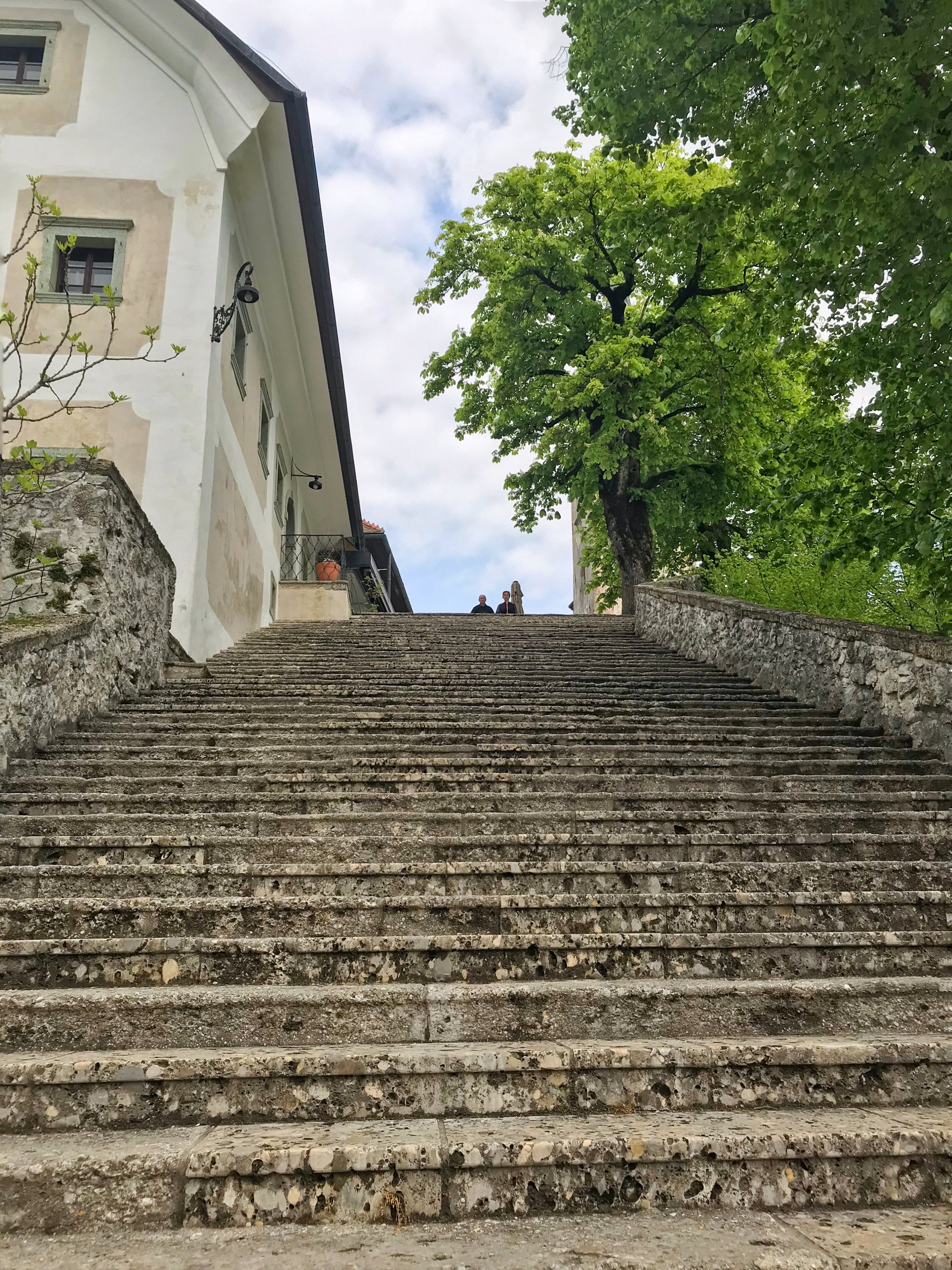 Tangga di pulau Bled, Slovenia.  (Foto oleh zge engelen)