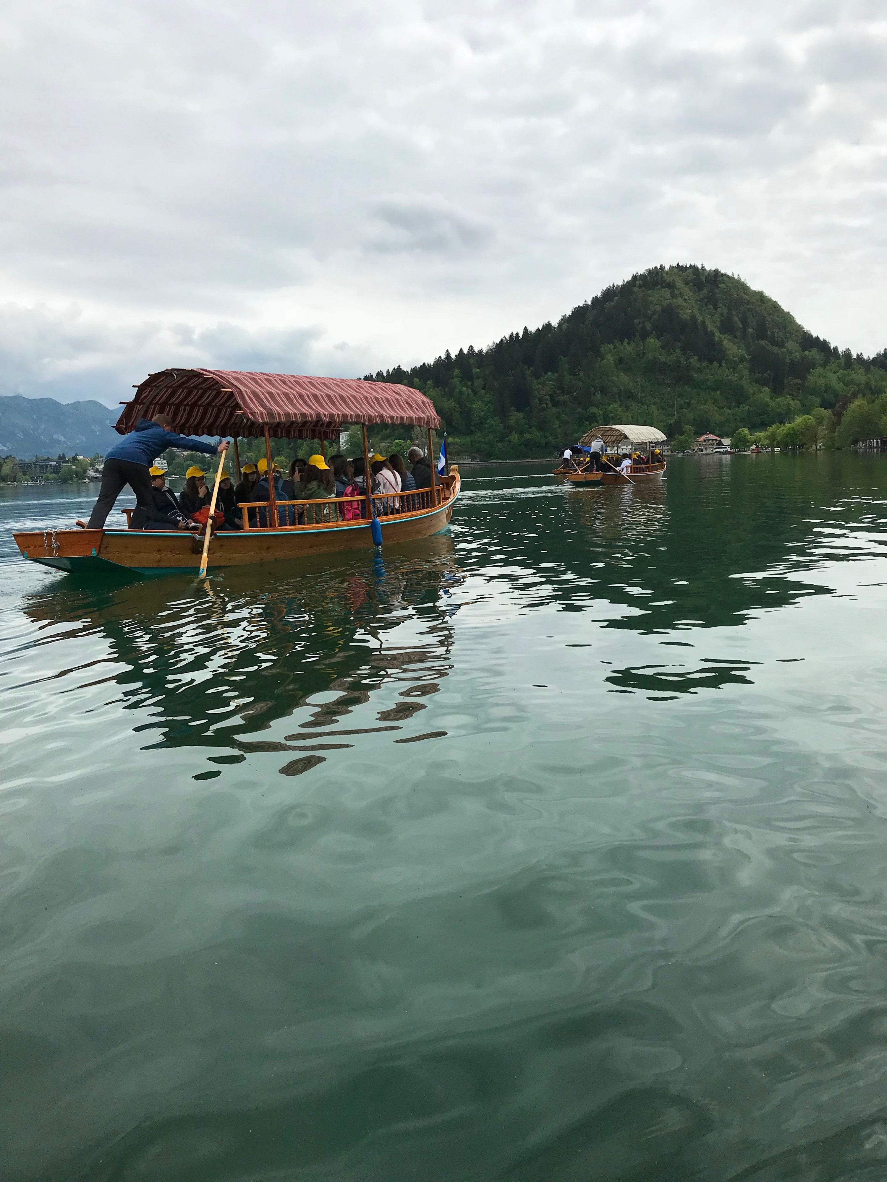 Perahu pletna di danau di Bled, Slovenia.  (Foto oleh zge engelen)