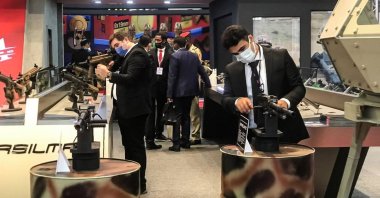 Visitors examine Sarsılmaz arms during the International Defense Industry Fair (IDEF 2021) in Istanbul, Turkey, Aug. 17, 2021. (AA Photo)
